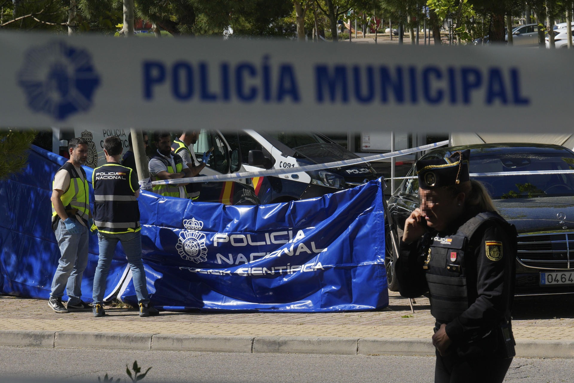 La policía Nacional trabaja en el lugar donde un hombre ha sido asesinado este miércoles tras recibir varios disparos frente al colegio Americano de Pozuelo de Alarcón (Madrid). EFE/ Borja Sanchez-Trillo