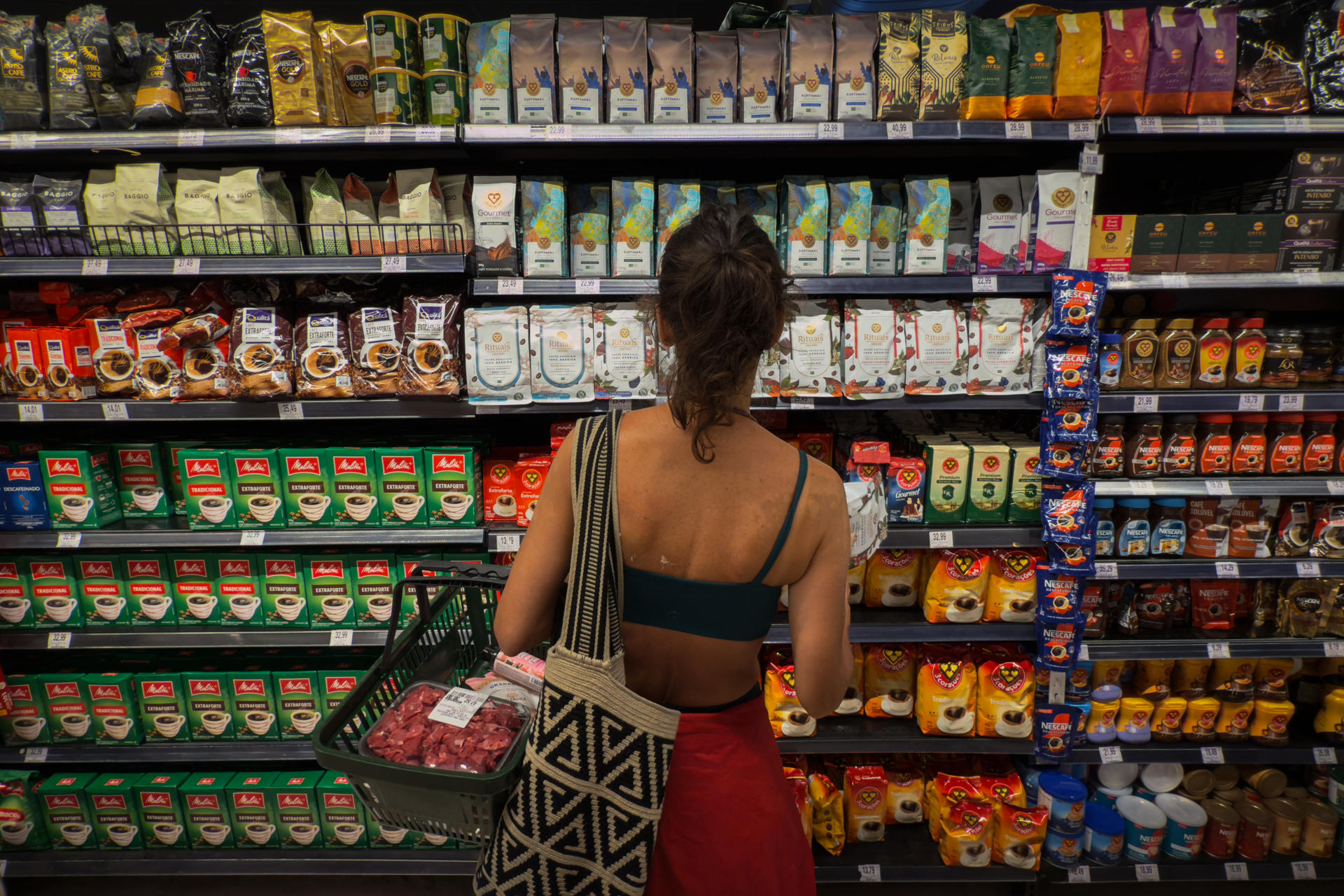 Fotografía de archivo en donde se ve a una mujer comprando café en un supermercado en São Paulo (Brasil). EFE/ Isaac Fontana