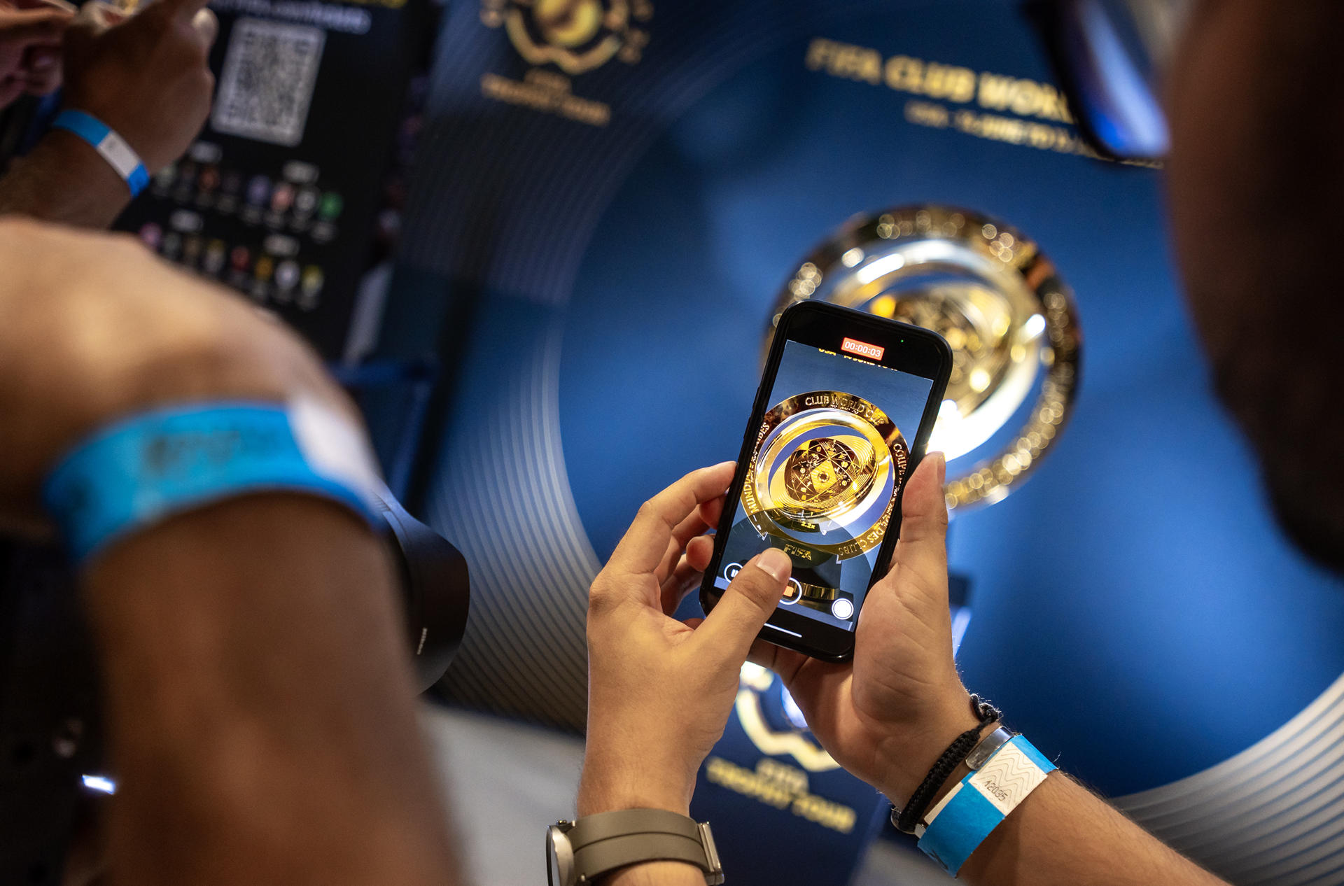 Fotografía que muestra el trofeo de la Copa Mundial de Clubes de la FIFA, este lunes en las instalaciones del estadio BBVA en la ciudad de Monterrey (México). EFE/Miguel Sierra.