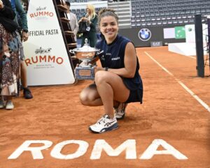 La tenista italiana Jasmine Paolini tras ganar la final del Abierto de Italia ante la estadounidense Coco Gauff en el Foro Italico en Roma, Italia. EFE/EPA/FABRIZIO CORRADETTI