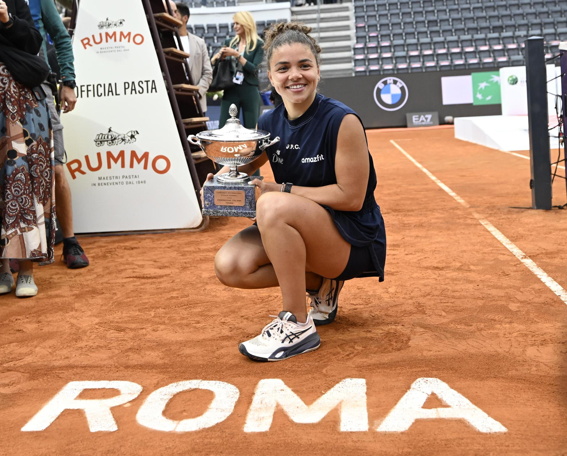 La tenista italiana Jasmine Paolini tras ganar la final del Abierto de Italia ante la estadounidense Coco Gauff en el Foro Italico en Roma, Italia. EFE/EPA/FABRIZIO CORRADETTI