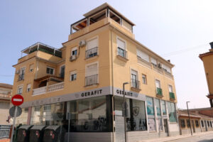 Vista del edificio en Cúllar Vega (Granada) donde la Guardia Civil investiga el apuñalamiento de una mujer y su hijo, ambos fuera de peligro, a manos presuntamente de su pareja, un hombre de 59 años que posteriormente se ha suicidado arrojándose desde un ático, en lo que las primeras hipótesis apuntan a un caso de violencia machista. EFE/ Pepe Torres