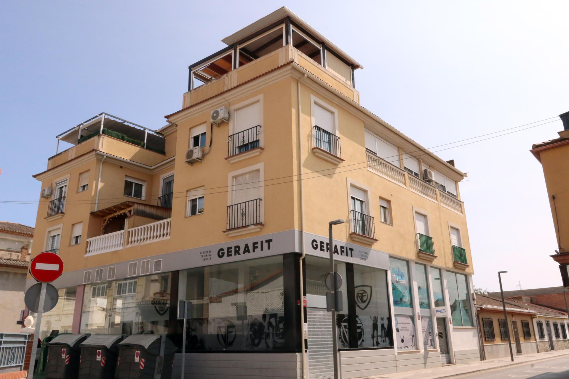Vista del edificio en Cúllar Vega (Granada) donde la Guardia Civil investiga el apuñalamiento de una mujer y su hijo, ambos fuera de peligro, a manos presuntamente de su pareja, un hombre de 59 años que posteriormente se ha suicidado arrojándose desde un ático, en lo que las primeras hipótesis apuntan a un caso de violencia machista. EFE/ Pepe Torres