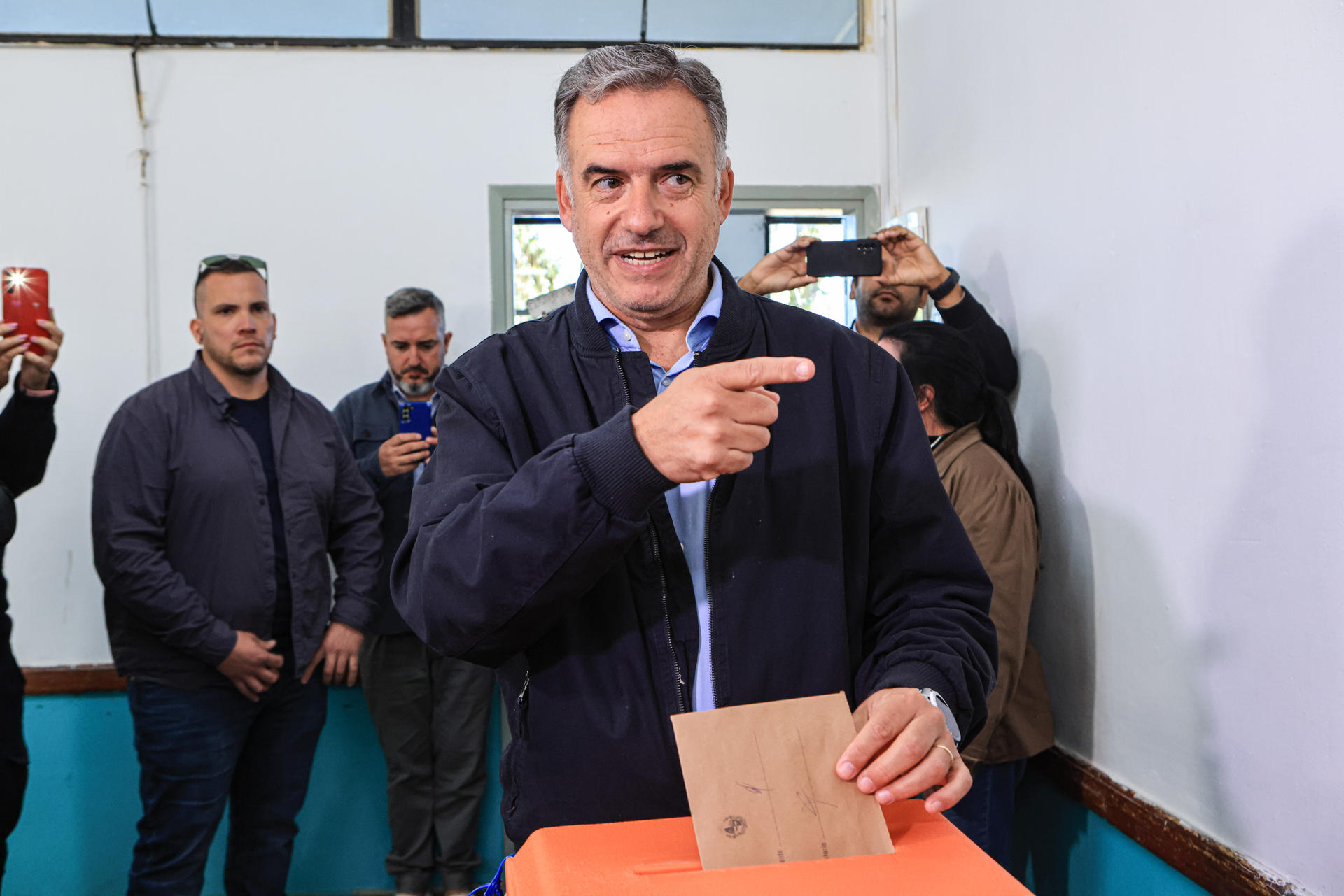 El presidente de Uruguay, Yamandú Orsi, habla con la prensa durante las elecciones departamentales y municipales este domingo, en Canelones (Uruguay). EFE/ Gastón Britos
