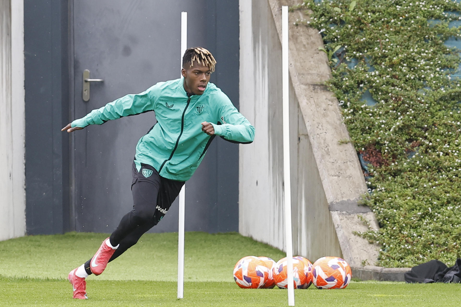 LEZAMA (BIZKAIA), 06/05/2025.- Nico Williams, durante el entrenamiento que el Athletic Club ha celebrado este martes, preparatorio del partido de Liga Europa del jueves ante el Manchester United. EFE/ Miguel Toña