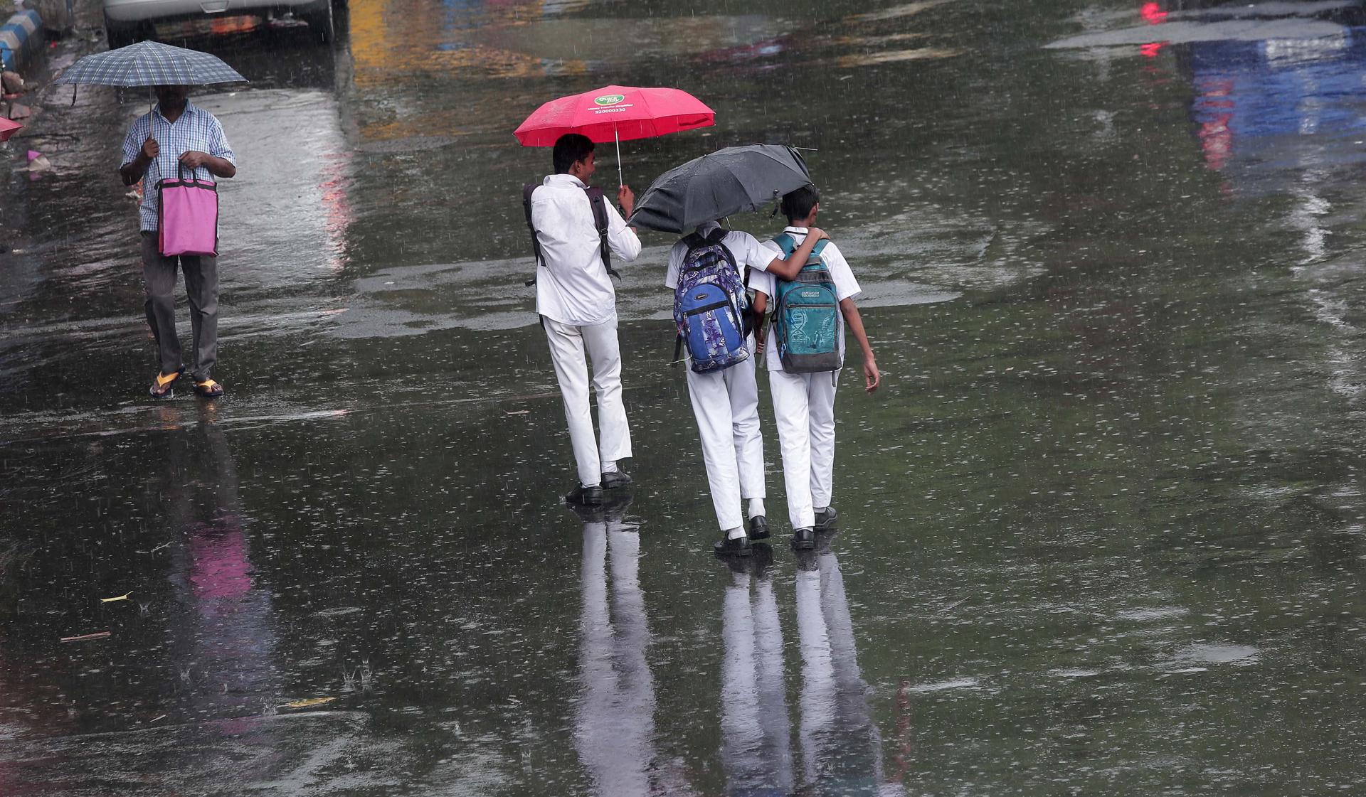 Viandantes caminan bajo la lluvia del monzón en Calcuta, India, en una imagen de archivo. EFE/ Piyal Adhikary