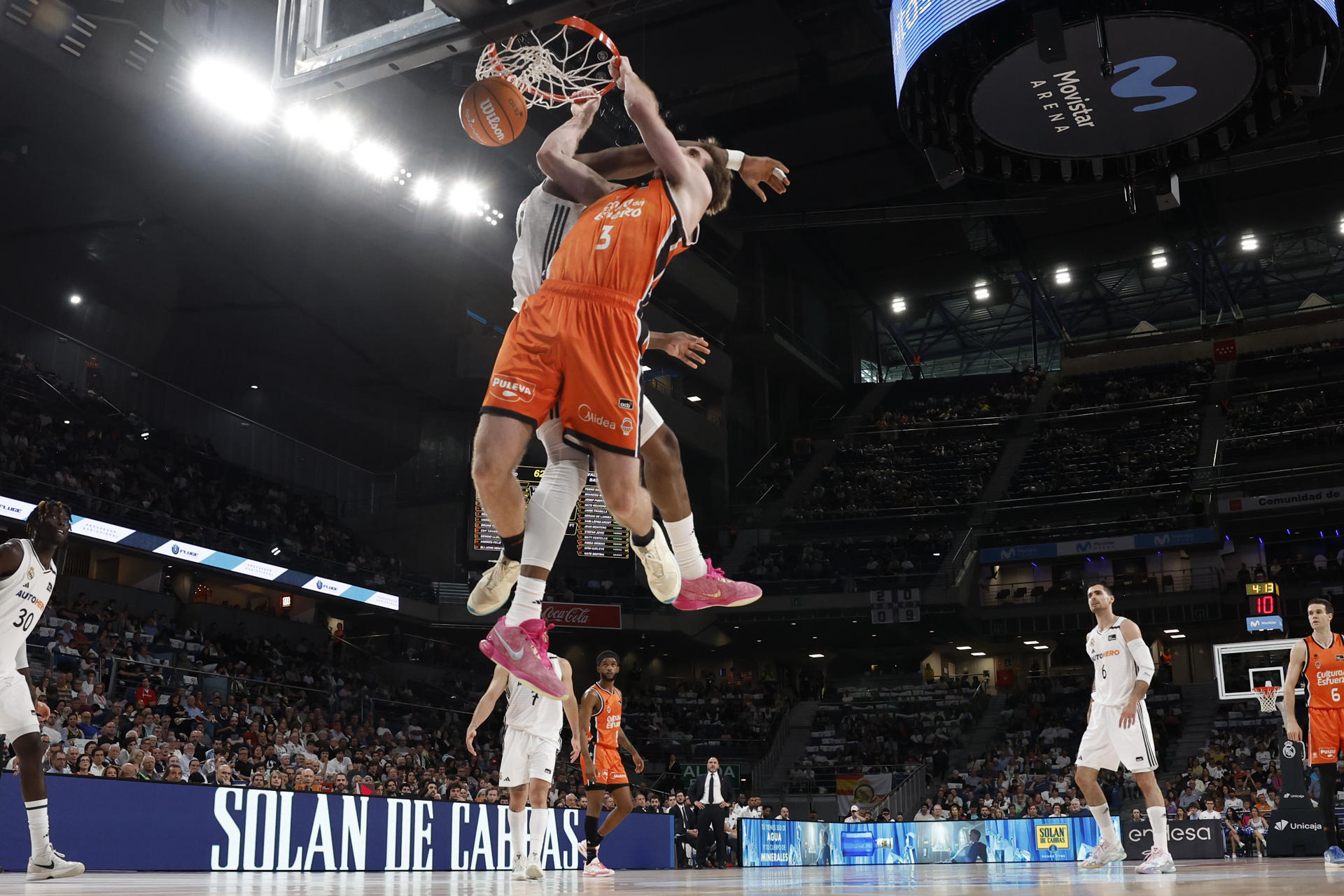 El alero húngaro del Valencia Nathan Reuvers entra a canasta durante un encuentro correspondiente a la jornada 30 de Liga Endesa disputado este domingo entre el Real Madrid y el Valencia Basket en el Movistar Arena de Madrid. EFE/ Juan Carlos Hidalgo