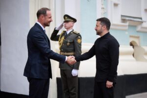 Foto distribuida por el Servicio de Prensa Presidencial de Ucrania muestra al presidente ucraniano, Volodymyr Zelensky (D), y a Haakon, príncipe heredero de Noruega (I), dándose la mano en Kiev, Ucrania, el 20 de mayo de 2025. (Noruega, Ucrania, Kiev) EFE/EPA/Servicio de Prensa Presidencial DISTRIBUCIÓN SOLO PARA USO EDITORIAL/SIN VENTAS