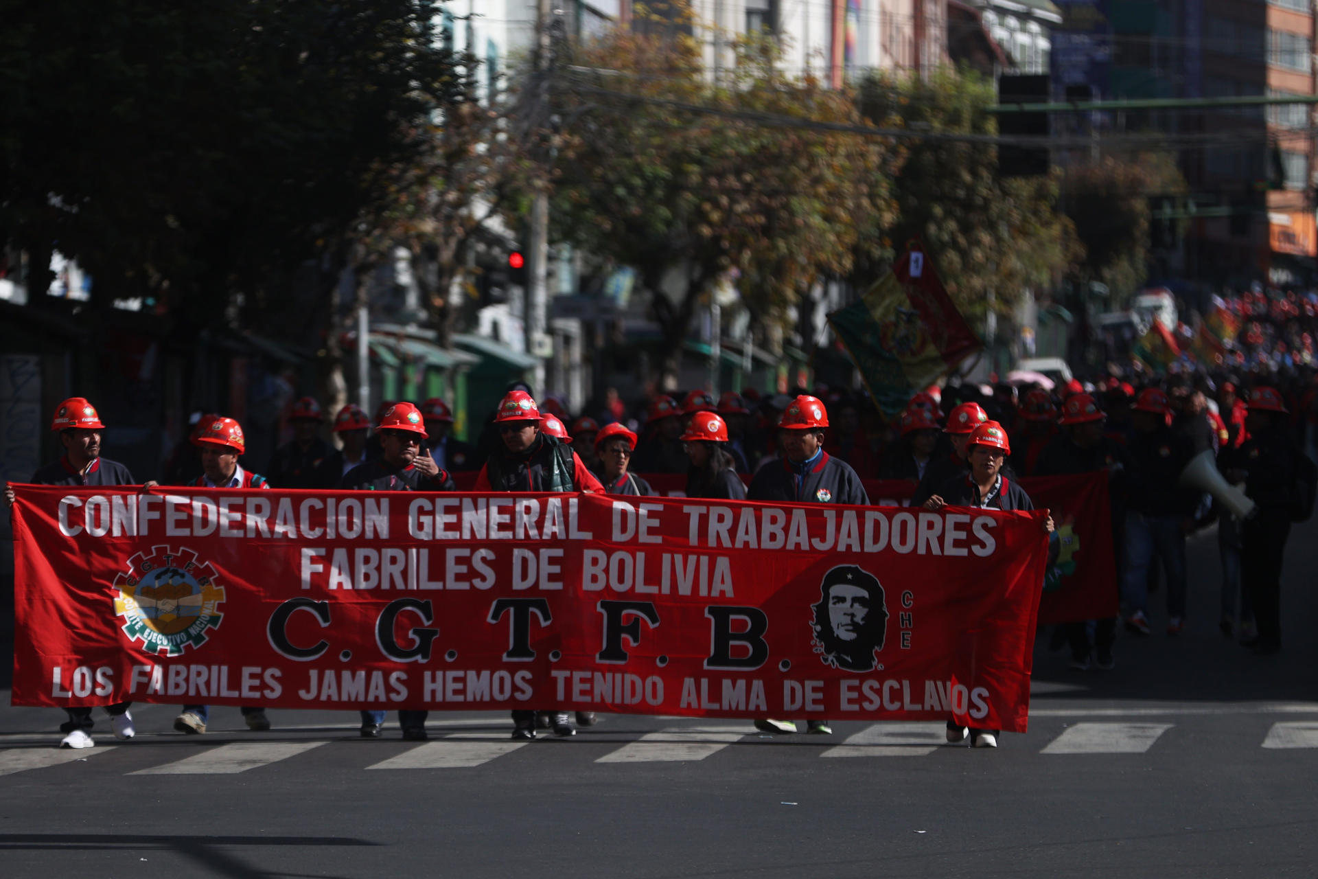 Cientos de trabajadores fueron captados este jueves, 1 de mayo, al marchar con motivo del Día Internacional del Trabajo por las calles de La Paz (Bolivia). EFE/Luis Gandarillas