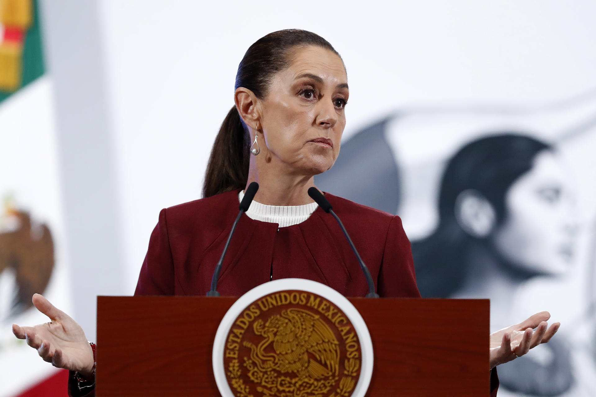 La presidenta de México, Claudia Sheinbaum, habla en una rueda de prensa este lunes, en el Palacio Nacional, en Ciudad de México (México). EFE/ Mario Guzmán
