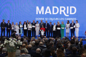 Foto de familia del alcalde de Madrid, José Luis Martínez-Almeida (7d), junto a otras autoridades y los premiados, durante el acto de entrega de las Medallas de Madrid este jueves, día en el que se celebra la festividad de la ciudad de Madrid, San Isidro. EFE/ Javier Lizón
