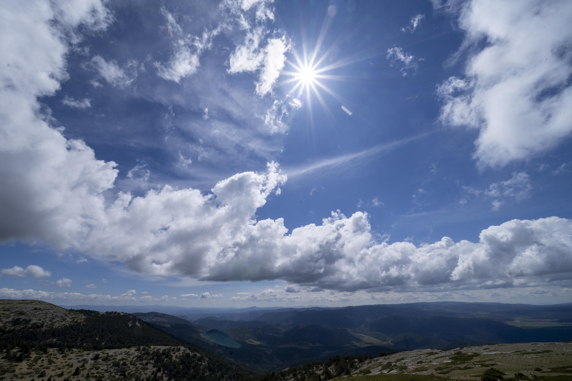 Nubes y claros en el cielo de Teruel desde el pico del Buitre en Teruel, este viernes..EFE/Antonio Garcia