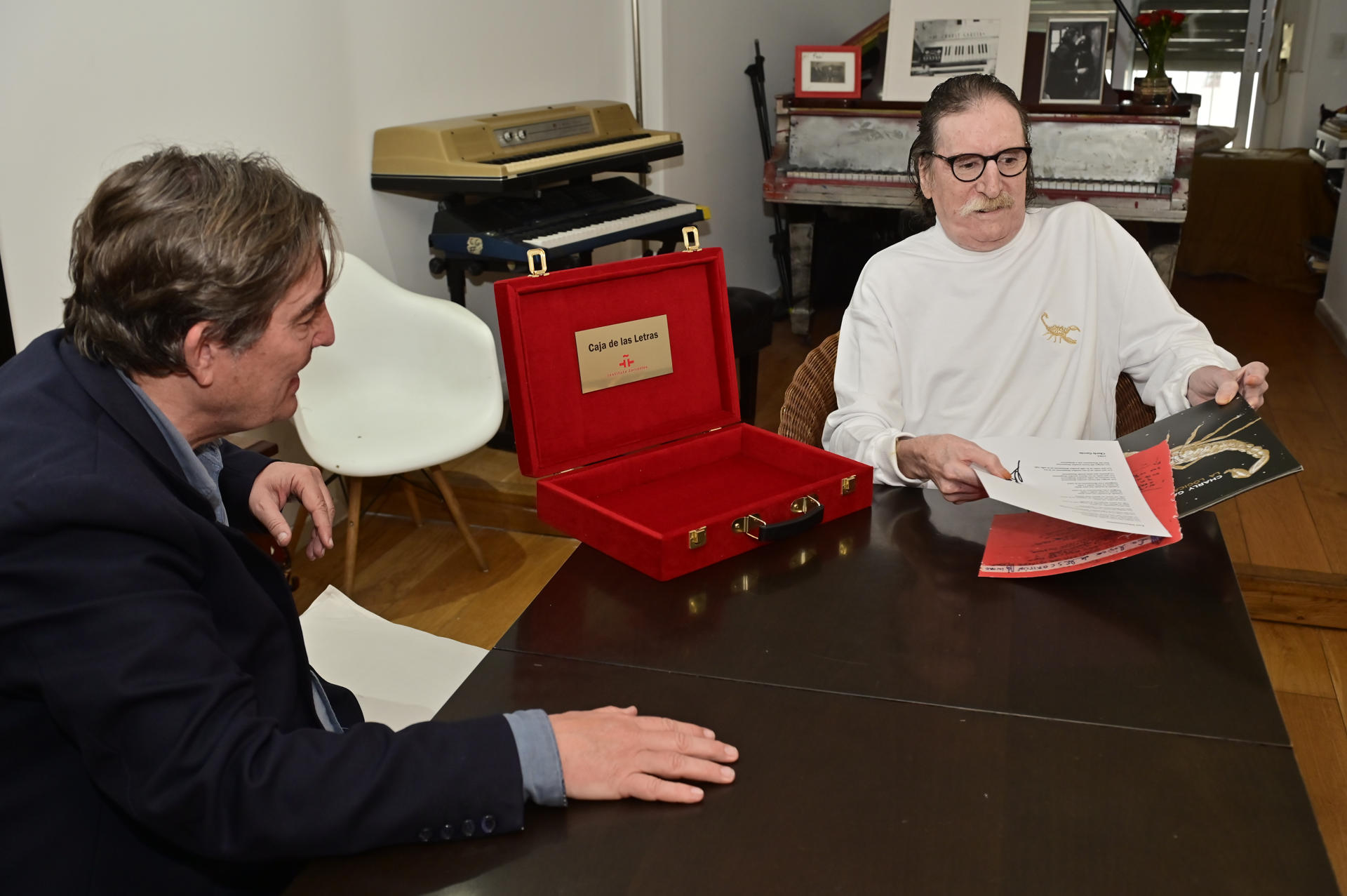 El director del Instituto Cervantes, el escritor español Luis García Montero (i), al hablar este jueves, 8 de mayo, con el cantante y músico argentino Charly García, en Buenos Aires (Argentina). EFE/Matías Martín
