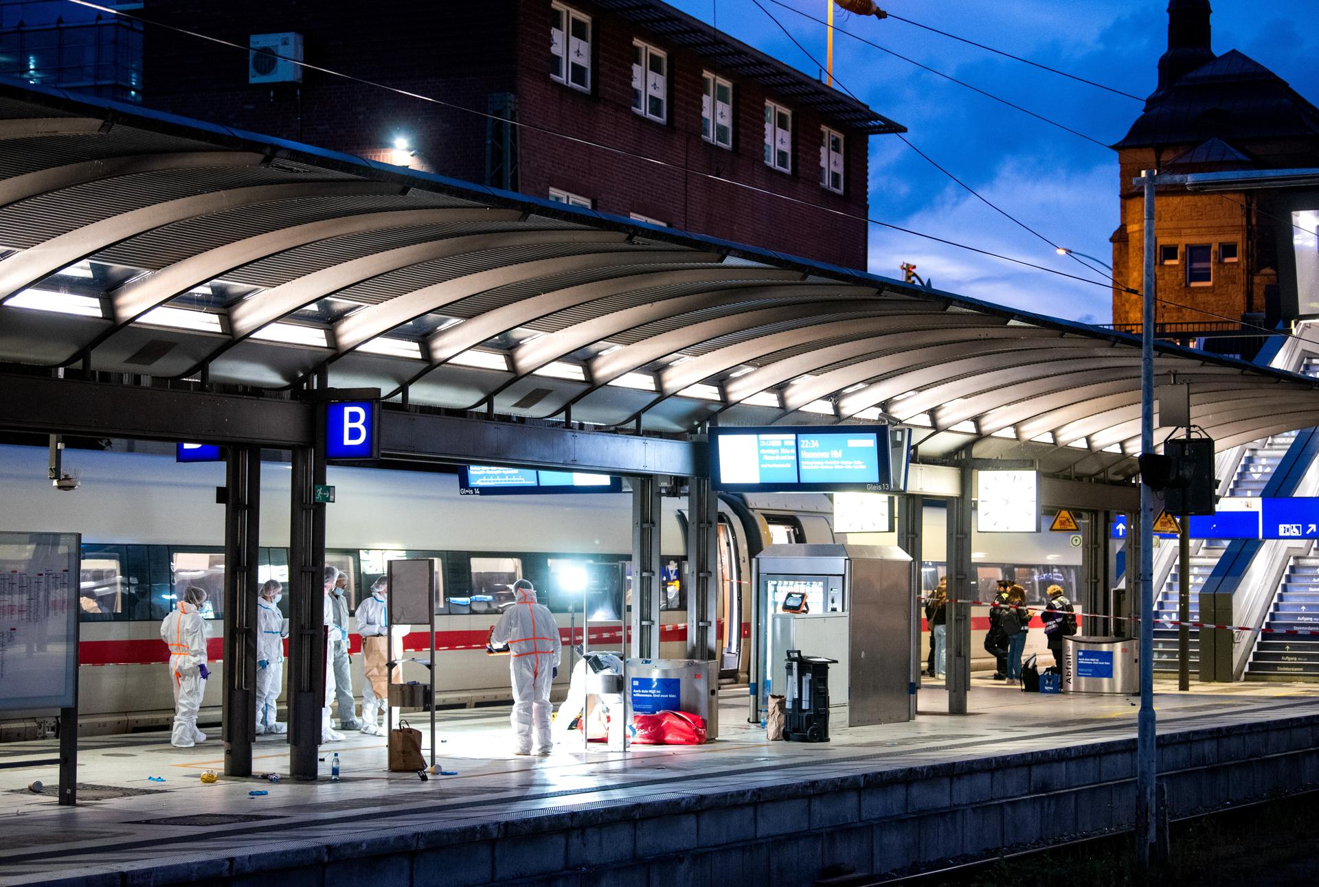 Expertos forenses inspeccionan el lugar del ataque realizado por una mujer con un cuchillo en la estación central de Hamburgo, Alemania, el 23 de mayo de 2025.EFE/EPA/DANIEL BOCKWOLDT