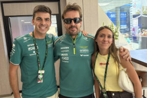 ÍMOLA (ITALIA), 18/05/2025.- El atleta español Yago Rojo (i), olímpico en los pasados Juegos de París 2024, y la también maratoniana Laura Luengo (d), que será mundialista en Tokio en septiembre, posan con el doble campeón del mundo de F1, Fernando Alonso, este domingo en el 'motorhome' de Aston Martin antes del Gran Premio de la Emilia-Romagna, en el circuito de Imola (Italia). EFE/Adrián R. Huber