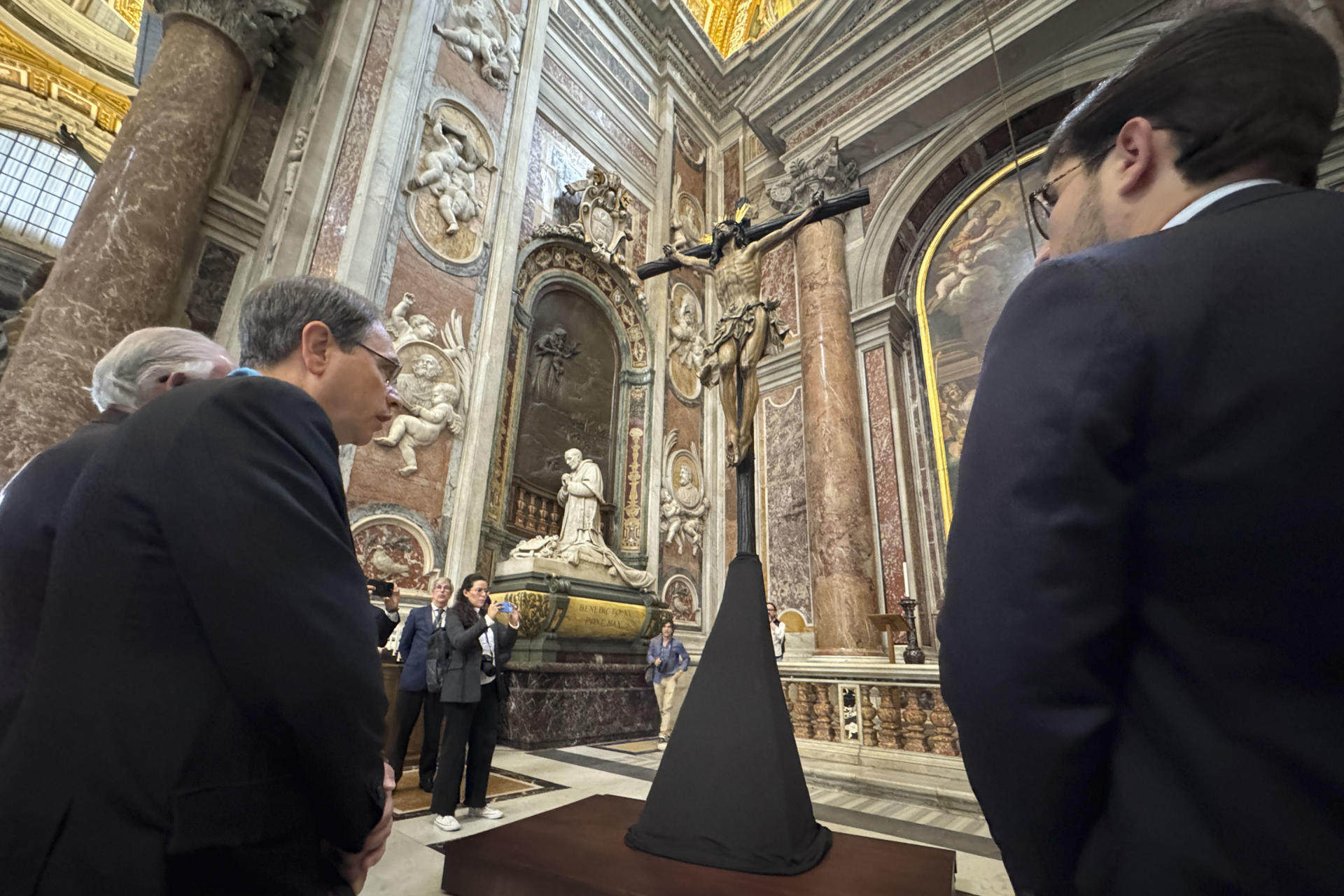 La ciudad de Roma se prepara para la procesión de las imágenes del cristo de la Expiración, ‘El Cachorro’, de Sevilla; la virgen de la Esperanza de Málaga, y el Nazareno de León que el próximo sábado recorrerá la ciudad pasando por algunos monumentos tan emblemáticos como el Coliseo.EFE/ Daniel Cáceres