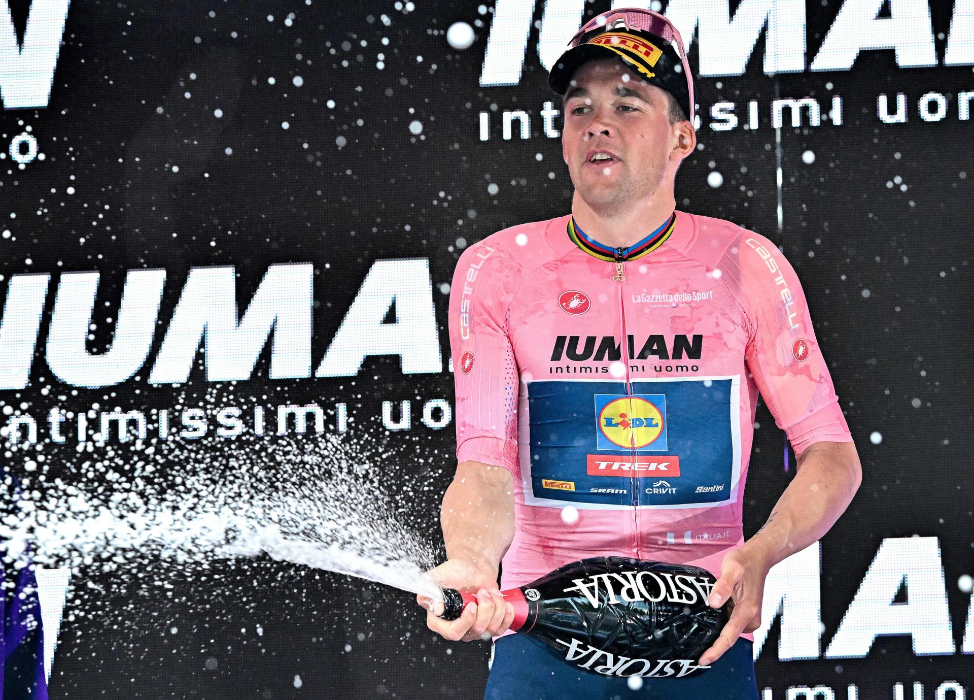 El danés Mads Pedersen (Lidl Trek) celebra la victoria en la quinta etapa disputada entre Ceglie Messapica y Matera, de 151 km, por lo que reforzó la maglia rosa de líder.EFE/EPA/LUCA ZENNARO
