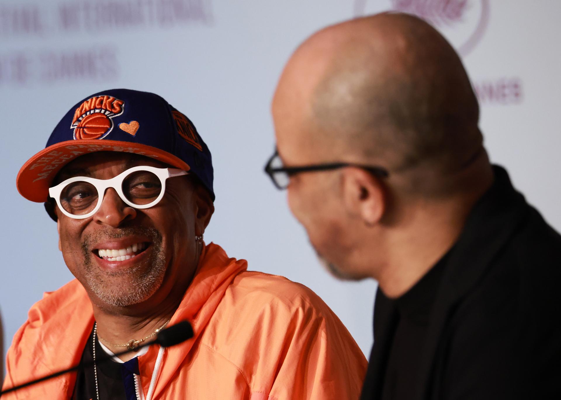 El director Spike Lee (I) y Jeffrey Wright (D) asisten a la conferencia de prensa de 'Highest 2 Lowest' durante el 78º Festival de Cine de Cannes, en Cannes, Francia, el 20 de mayo de 2025. El festival de cine se celebra del 13 al 24 de mayo de 2025. (Cine, Francia) EFE/EPA/CLEMENS BILAN / POOL