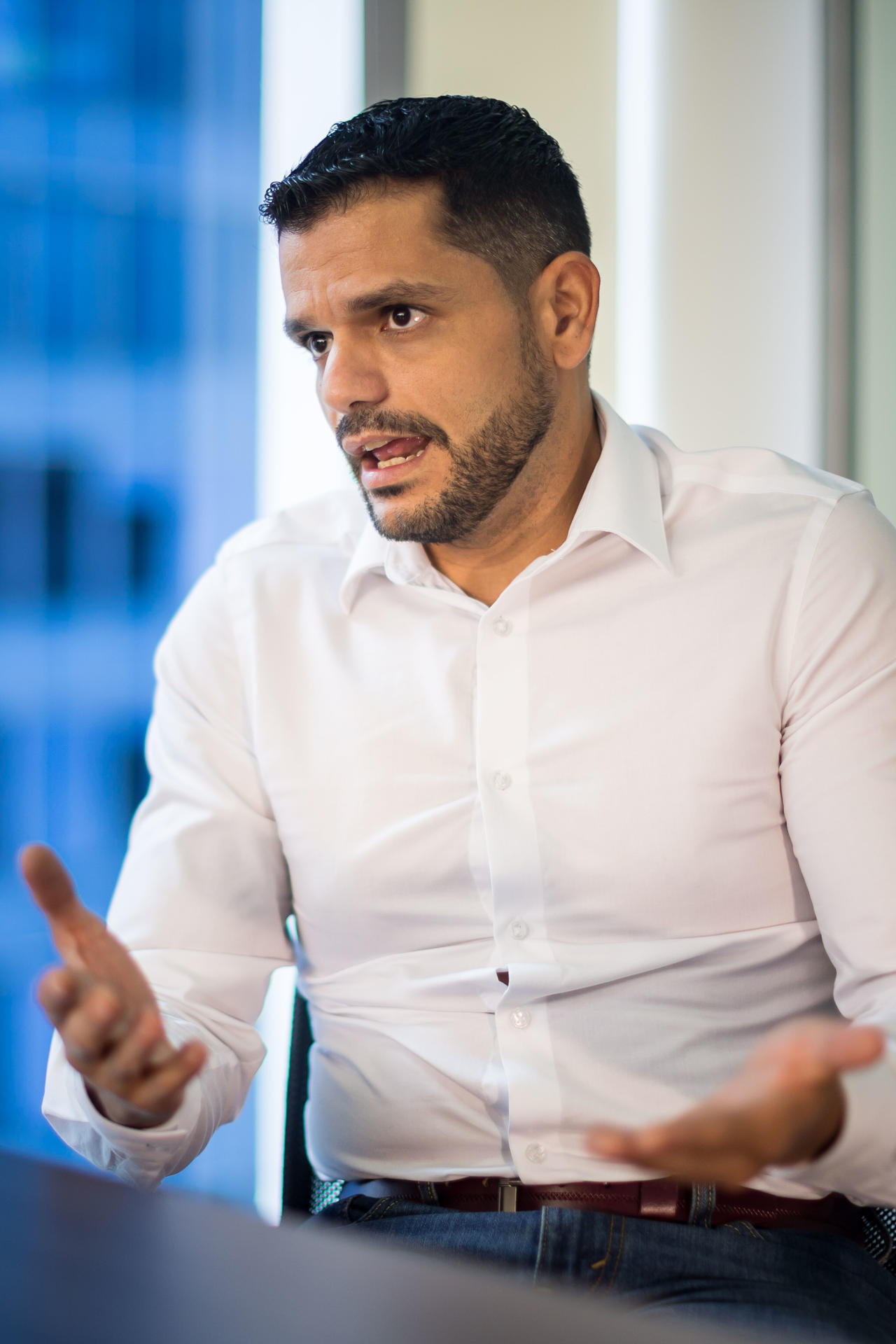 Fotografía del opositor venezolano Rodrigo Campos hablando durante una entrevista con EFE en Caracas (Venezuela). EFE/ Miguel Gutiérrez