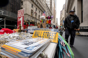 Fotografía de archivo de un vendedor ambulante promocionando productos alusivos a Wall Street frente a la bolsa de valores de Nueva York. EFE/ Ángel Colmenares