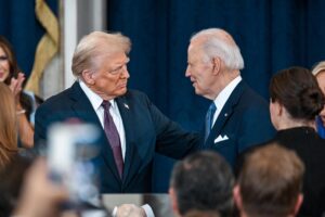 Fotografía del mandatario de Estados Unidos, Donald Trump, junto al expresidente Joe Biden. EFE/Kenny Holston