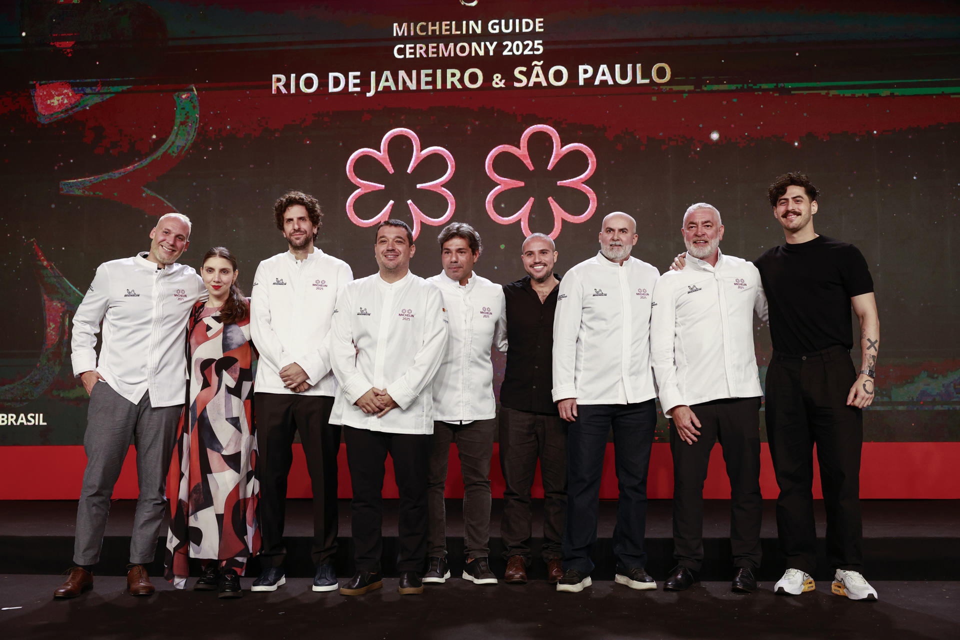 Los chefs Luiz Filipe Souza (i), del restaurante Evvai; Ivan Ralston (2-i), del restaurante Tuju; Rafa Costa e Silva (3-i), del restaurante Lasai; Felipe Bronze (c), del restaurante Oro, y Alex Atala (2-d), del restaurante D.O.M; posan tras recibir dos estrella de la Guía Michelin en Brasil, este lunes, 12 de mayo, en Sao Pablo (Brasil). EFE/Sebastiao Moreira