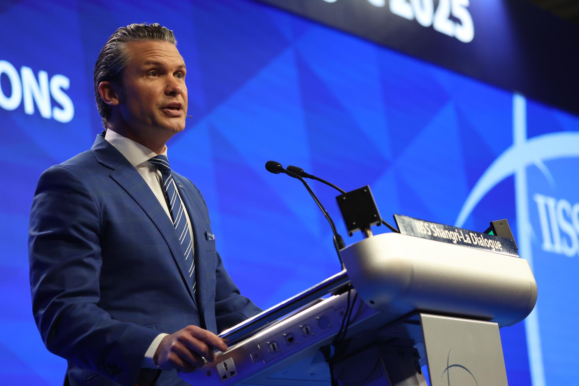 Singapore (Singapore), 30/05/2025.- US Defence Secretary Pete Hegseth delivers his speech during the first plenary session of the International Institute for Strategic Studies (IISS) Shangri-la Dialogue Defence Summit in Singapore, 31 May 2025. Defense ministers and officials from 47 countries are gathered in the city state for the IISS Shangri-la Dialogue, an annual high level defence summit in the Asia Pacific region. (Singapur) EFE/EPA/HOW HWEE YOUNG