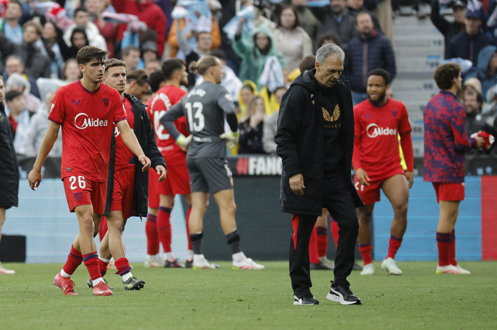 Los jugadores del Sevilla y su entrenador Joaquín Caparrós tras su derrota contra el Celta de Vigo, durante el partido de la jornada 35 de LaLiga EA Sports entre el Celta de Vigo y el Sevilla, disputado en el Estadio Abanca-Balaídos en Vigo.-EFE/ Lavandeira Jr
