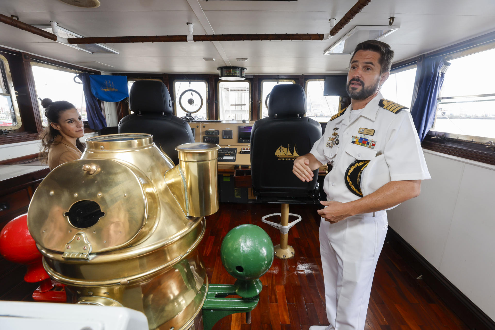 El capitán de navío Andrés Martín Debali, comandante del velero escuela Capitán Miranda, de la Armada Nacional de Uruguay, atracado en el puerto insular español de Las Palmas de Gran Canaria (océano Atlántico). EFE/Elvira Urquijo Á.