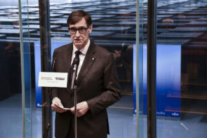 El presidente de la Generalitat, Salvador Illa, ofrece una rueda de prensa durante su visita al Centro Riken de ciencias informáticas y su superordenador Fugaku, uno de los más potentes del mundo, donde se firmó una extensión del acuerdo entre dicho centro y el Centro de Supercomputación de Barcelona (BSC). EFE/ Edurne Morillo