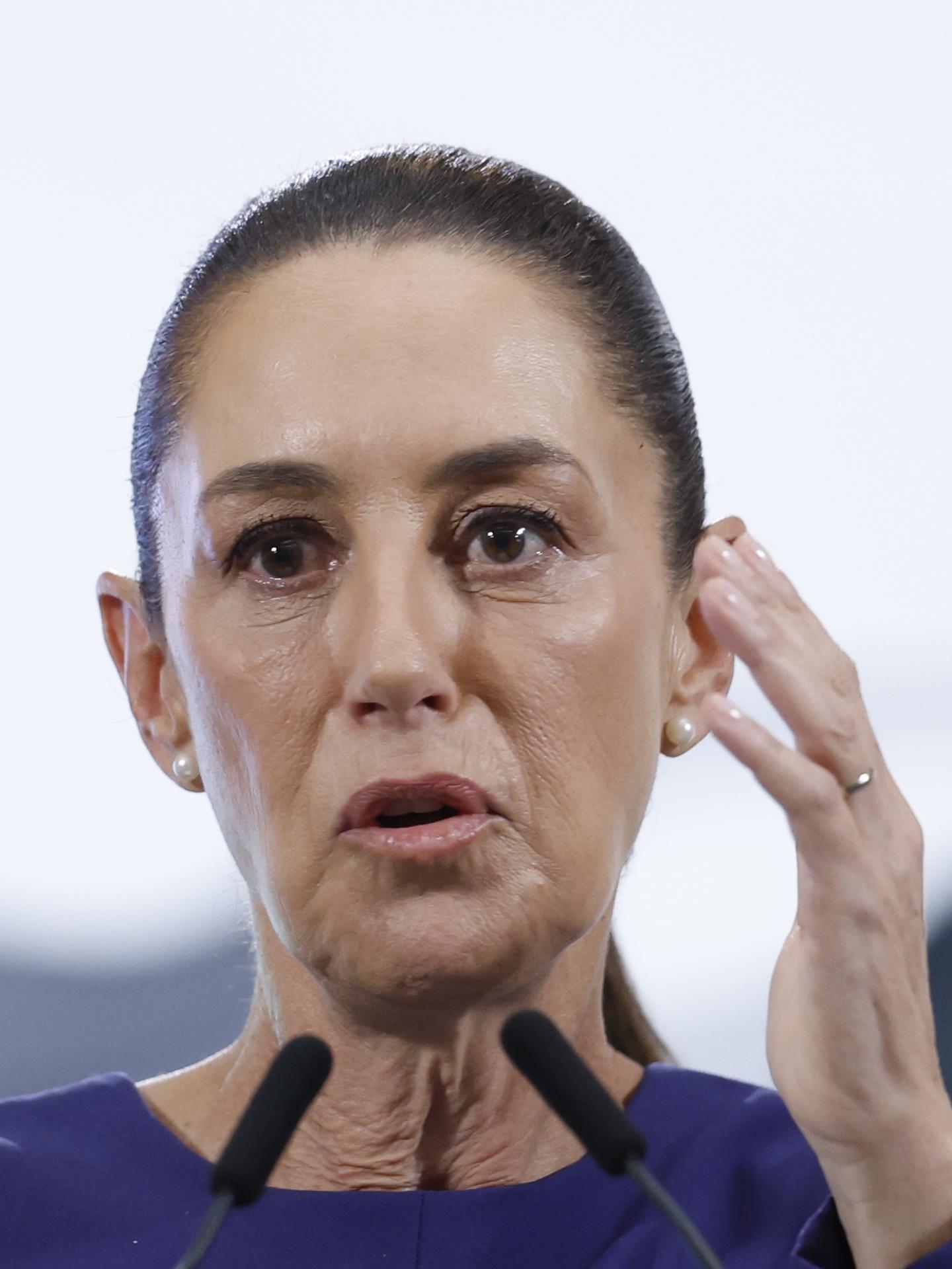 La presidenta de México, Claudia Sheinbaum, habla durante su rueda de prensa matutina este miércoles, en Palacio Nacional de Ciudad de México (México). EFE/ Sáshenka Gutiérrez
