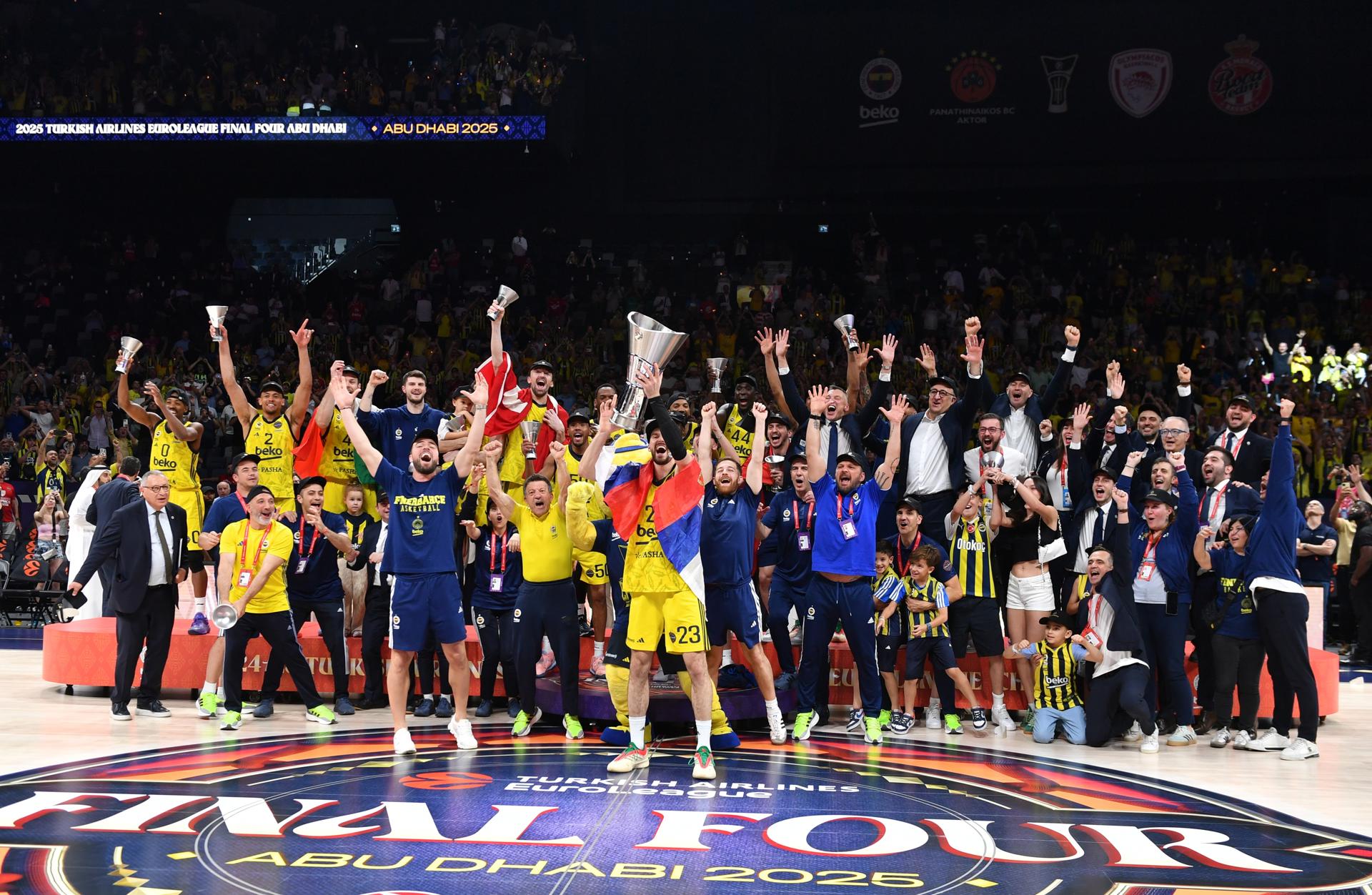Los jugadores del Fenerbahce celebran con el trofeo después de ganar la final de Euroliga ante el AS Mónaco. EFE/EPA/RYAN LIM
```