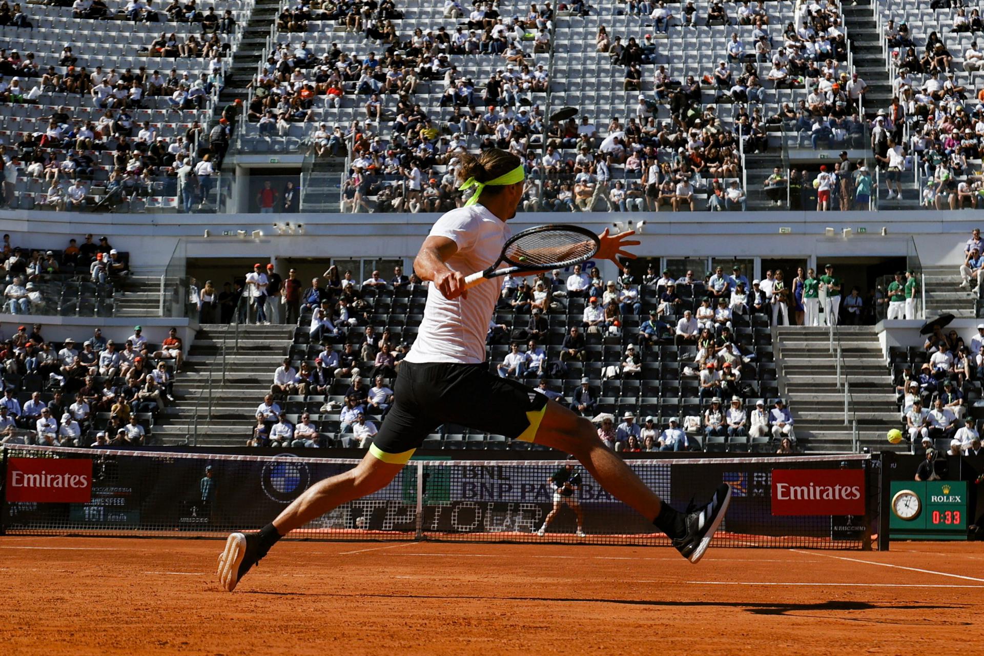 El tenista alemán Alexander Zverev durante el partido contra el lituano Vilius Gaubas en Roma, Italia. EFE/EPA/FABIO FRUSTACI