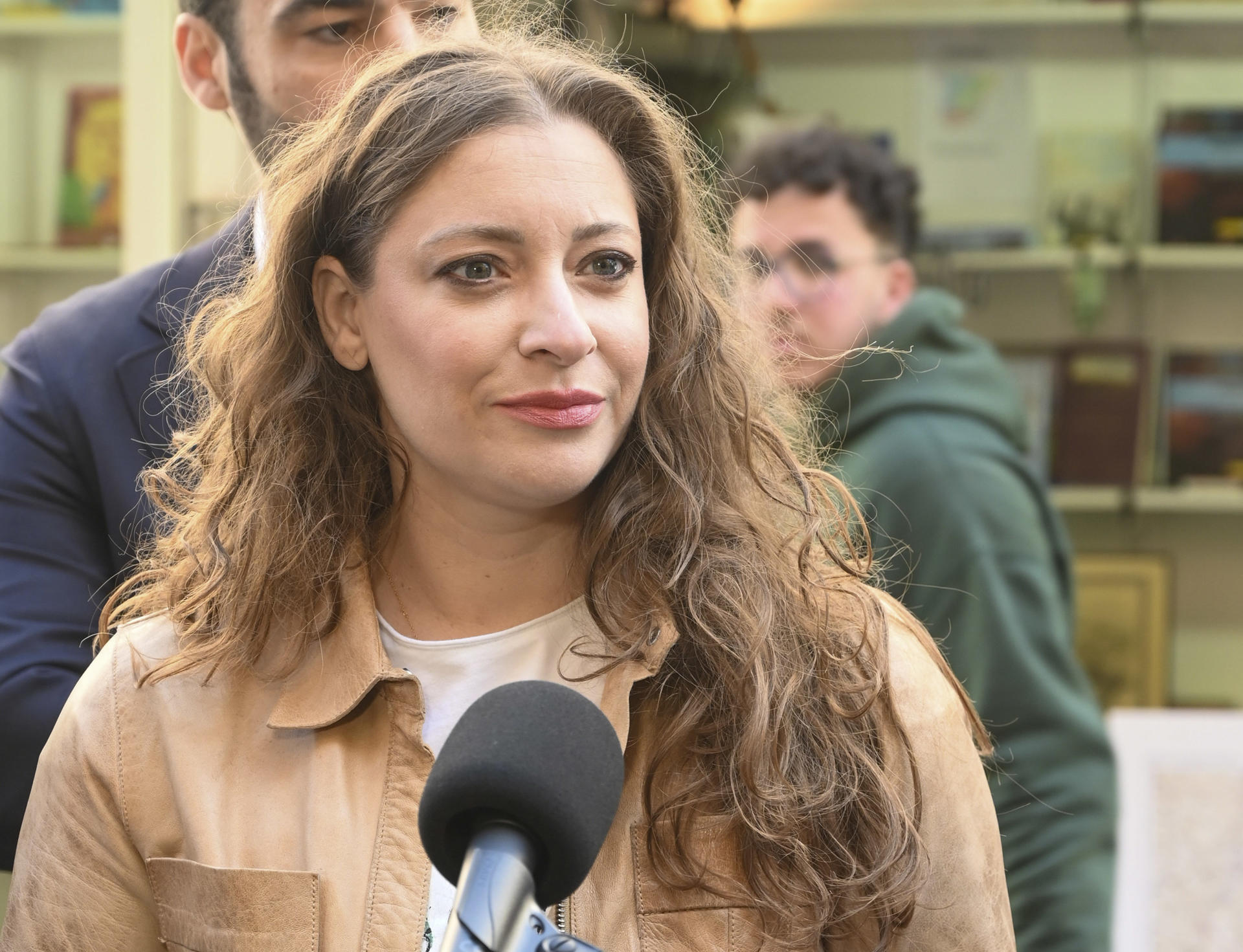 La presidenta provincial del Partido Popular y vicesecretaria de Sanidad y Educación, Ester Muñoz, realiza declaraciones a la prensa durante su visita a la Feria del Libro de León.EFE/J.Casares