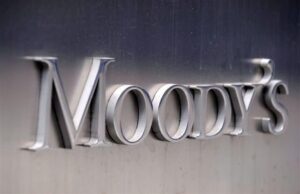 Fotografía de archivo del logo de la agencia de calificación Moody's en la fachada de su sede en Nueva York (EEUU). EFE/ARCHIVO/ANDREW GOMBERT