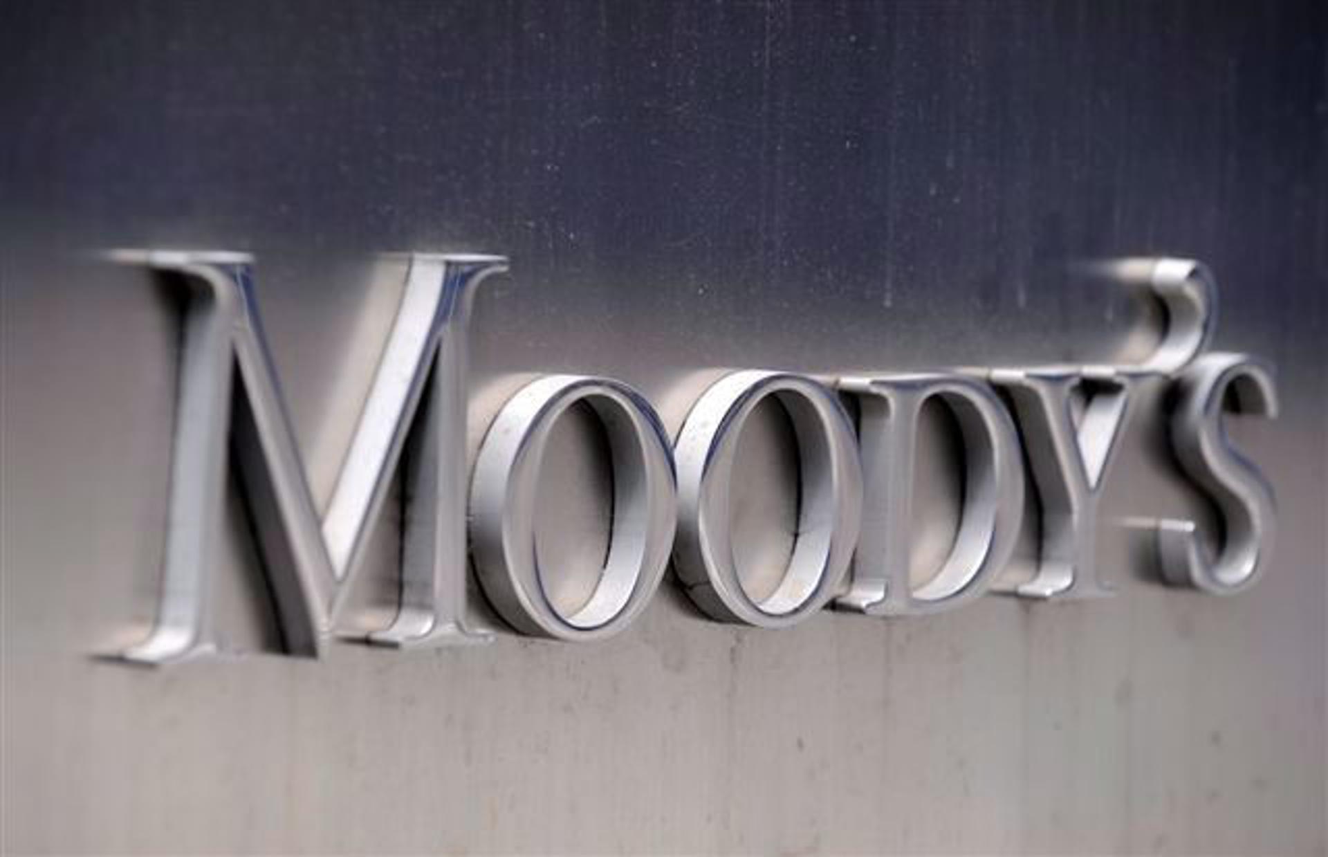 Fotografía de archivo del logo de la agencia de calificación Moody's en la fachada de su sede en Nueva York (EEUU). EFE/ARCHIVO/ANDREW GOMBERT