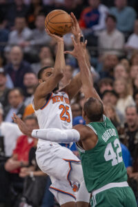 Mikal Bridges (i) de los Celtics apunta a canasta ante la marca de Al Horford de los Knicks este viernes, en el partido que ganaron con comodidad los de Nueva York por 119-81 en el Madison Square Garden. EFE/ Ángel Colmenares
