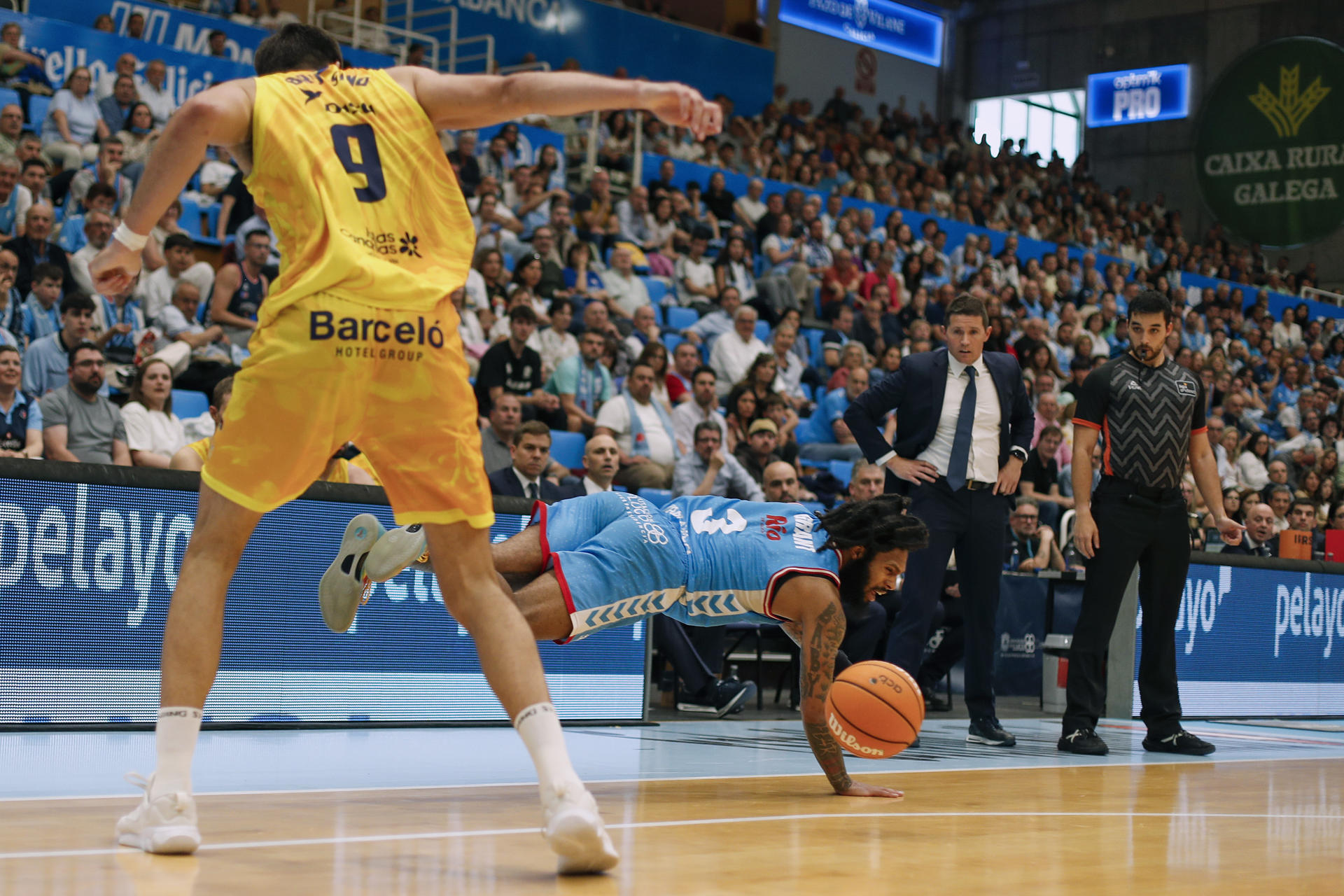 El base estadounidense del Breogán Devone Grant (d) ante el alero argentino del Gran Canaria Nicolas Brussino durante el encuentro de Liga Endesa entre Breogán y Gran Canaria celebrado este domingo en el Pazo dos Deportes de Lugo. EFE/ Eliseo Trigo