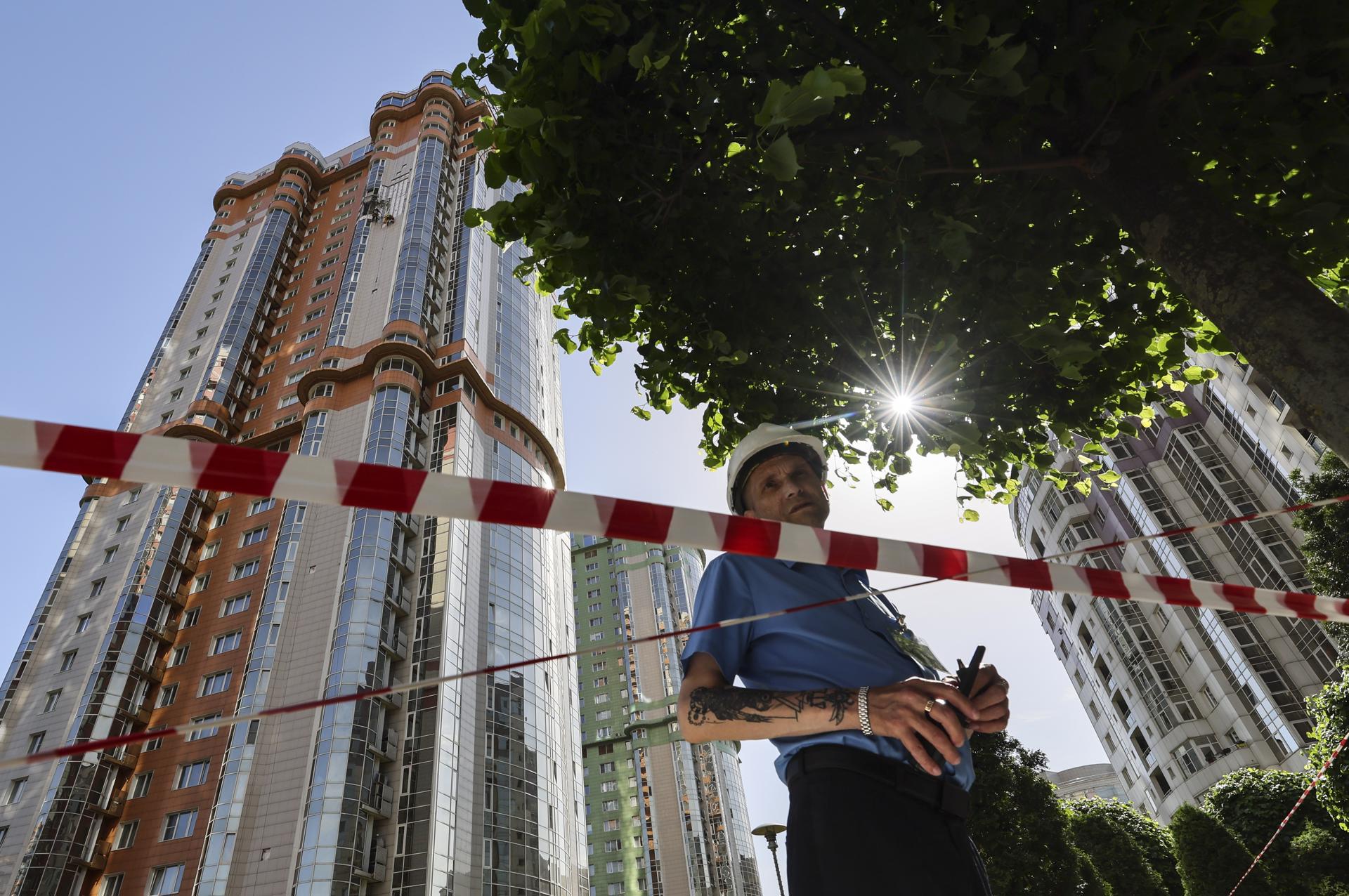 Un guardia de seguridad se encuentra frente a un edificio de apartamentos dañado tras un ataque con drones ucranianos en Moscú, Rusia, 29 de mayo de 2025. Según el Ministerio de Defensa ruso, 48 drones fueron interceptados y destruidos en siete regiones de Rusia. (Rusia, Ucrania, Moscú)
EFE/EPA/YURI KOCHETKOV