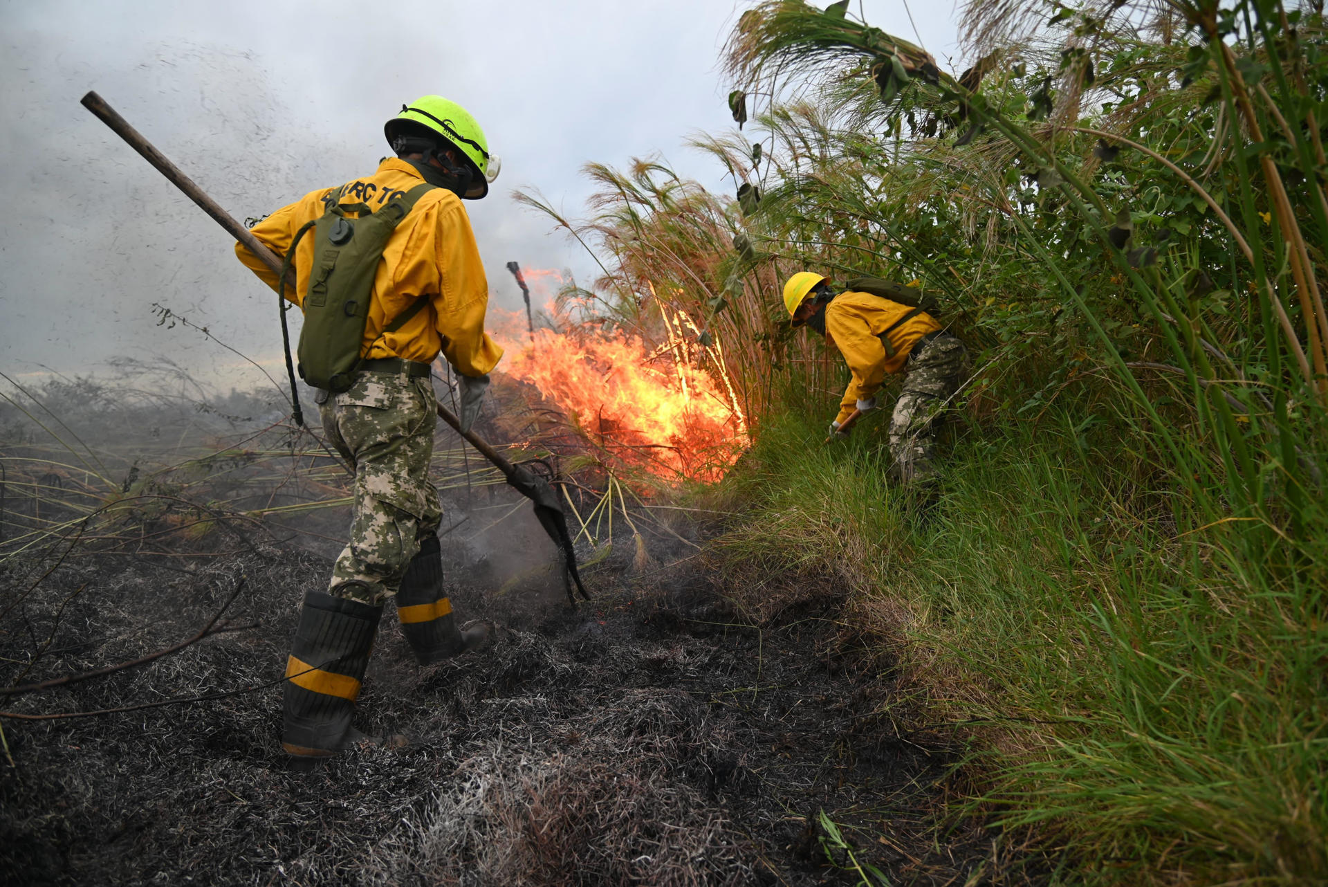 Integrantes del Ejército de Paraguay combaten un incendio forestal este miércoles, en San Bernardino (Paraguay). EFE/ Ministerio de Defensa de Paraguay