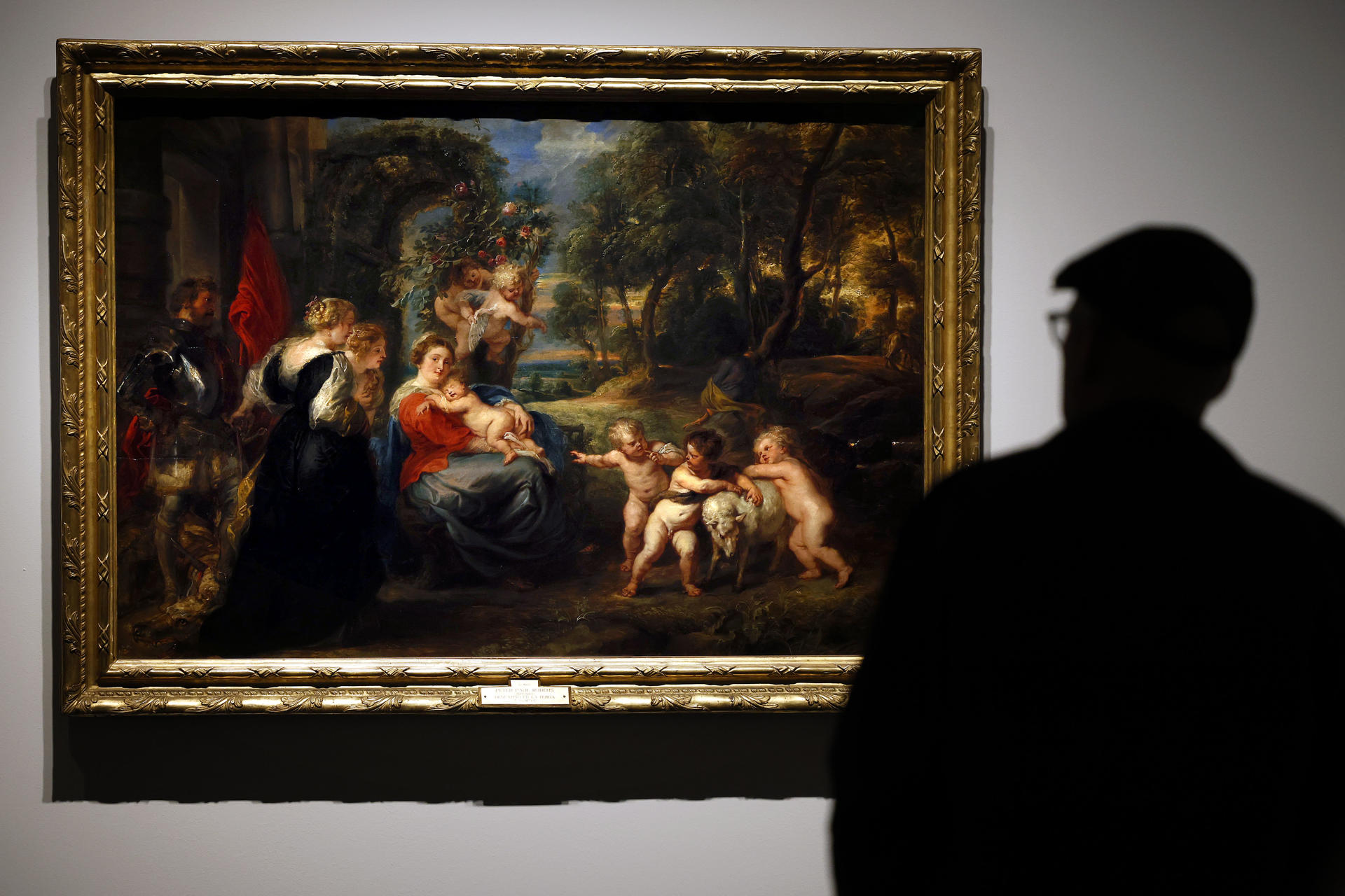 La obra 'Descanso en la huida a Egipto con santos (1632-1635)', de Peter Paul Rubens, es una de las 62 obras de las colecciones del Museo Nacional del Prado que reinarán entre este miércoles y hasta el 21 de septiembre en CaixaForum Barcelona, gracias a la exposición 'Rubens y los artistas del Barroco flamenco', en la que podrá admirar la fuerza creativa de Peter Paul Rubens y otros artistas coetáneos suyos como Van Dyck, Jordaens o Brueghel. EFE/Alberto Estévez