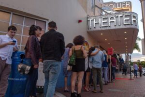 Imagen de archivo de personas en la fila de un cine en Miami, Florida (EE. UU.). EFE/Giorgio Viera