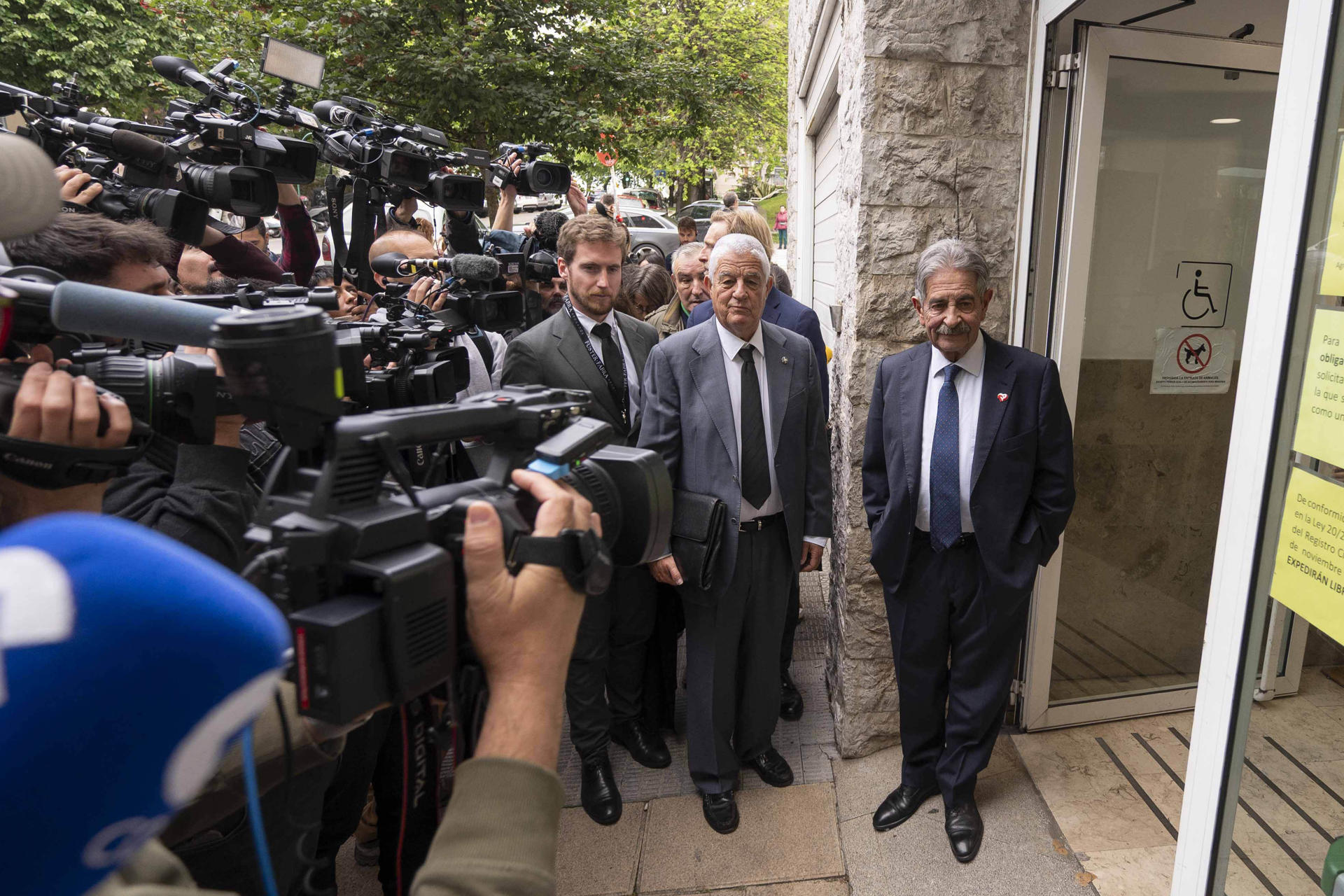 El expresidente cántabro Miguel Ángel Revilla (d) atiende a la prensa este viernes, tras finalizar el acto de conciliación con el rey Juan Carlos I celebrado en un juzgado santanderino, y donde ha dicho que no se retracta de las palabras por las que el emérito le exige una rectificación y 50.000 euros al considerarlas "injuriosas y calumniosas". EFE/Pedro Puente

