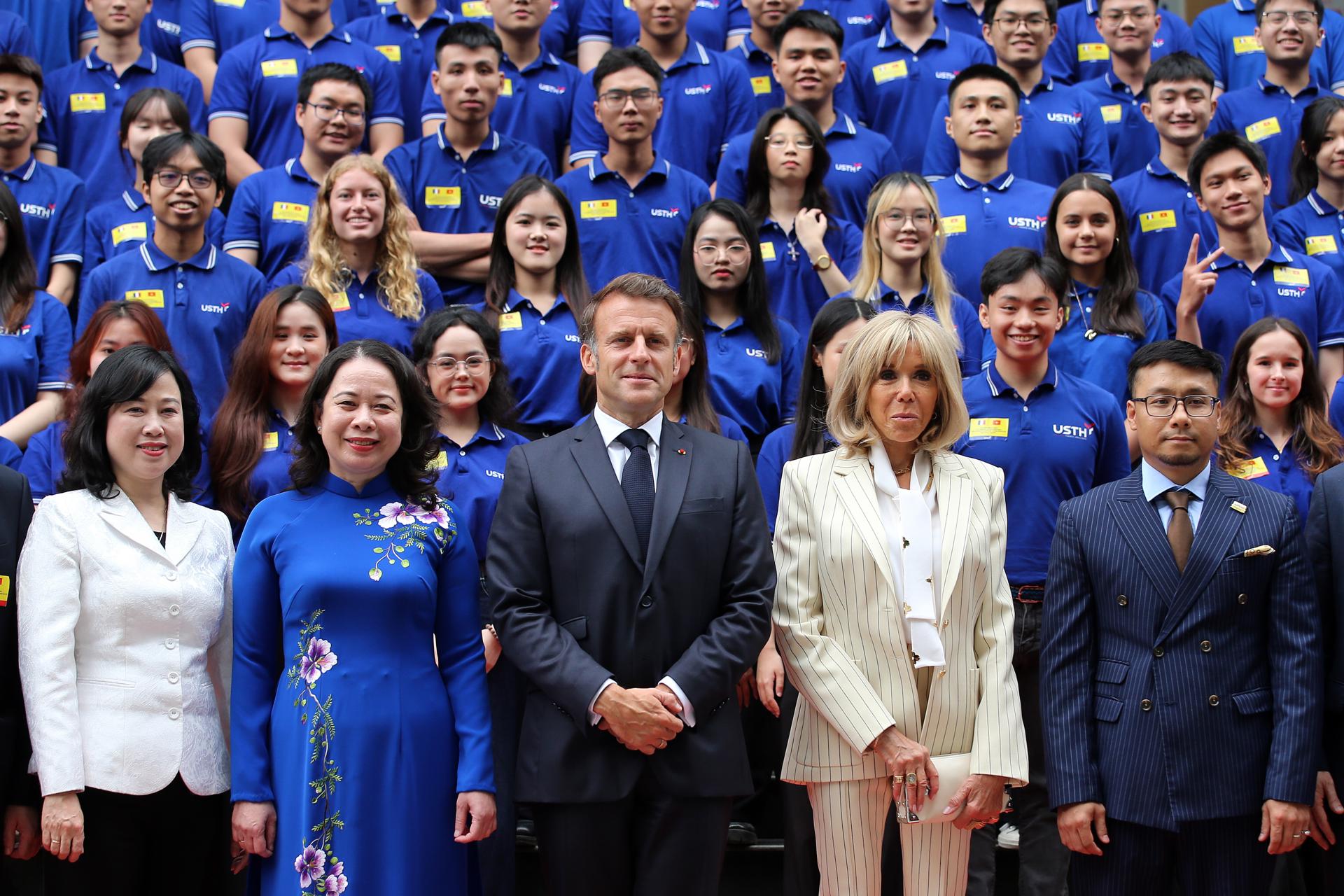 HANOI (Viet Nam), 27/05/2025.- French President Emmanuel Macron (C) and his wife Brigitte Macron (2-R) and Vietnamese Vice President Vo Thi Anh Xuan (2-L) pose for a photo as they visit the University of Science and Technology of Hanoi, in Hanoi, Vietnam, 27 May 2025. Macron is on a state visit to Vietnam from 25 to 27 May 2025 (Francia) EFE/EPA/LUONG THAI LINH