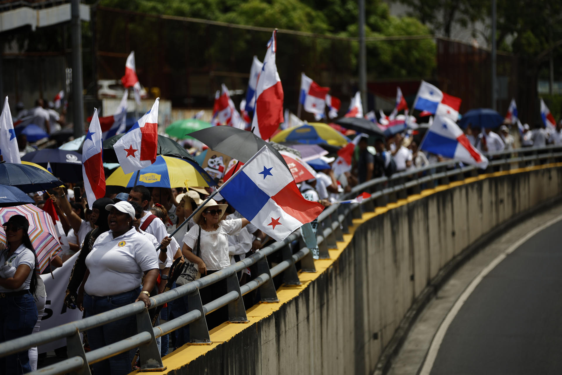 Personas participan en una manifestación en defensa de la autonomía universitaria y la soberanía nacional este 6 de mayo de 2025, en ciudad de Panamá (Panamá). EFE/ Bienvenido Velasco