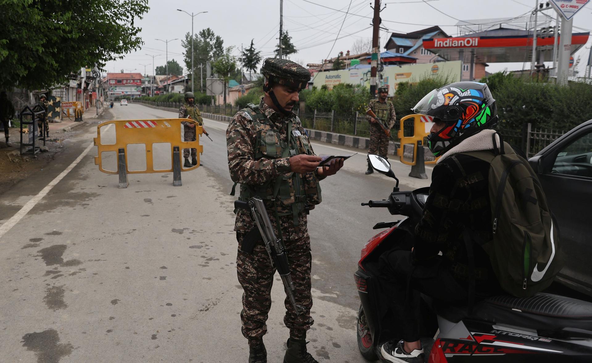 Un soldado indio en un puesto de control temporal en una carretera que conduce al aeropuerto después de que se escucharan fuertes explosiones en Srinagar, en la Cachemira india, el 10 de mayo de 2025. EFE/EPA/FAROOQ KHAN