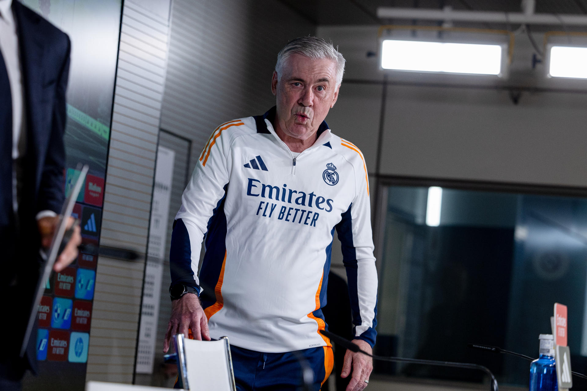 El entrenador del Real Madrid Carlo Ancelotti, durante la rueda de prensa previa al entrenamiento de este sábado, preparatorio del clásico que mañana le enfrenta al FC Barcelona.-EFE/ Daniel González