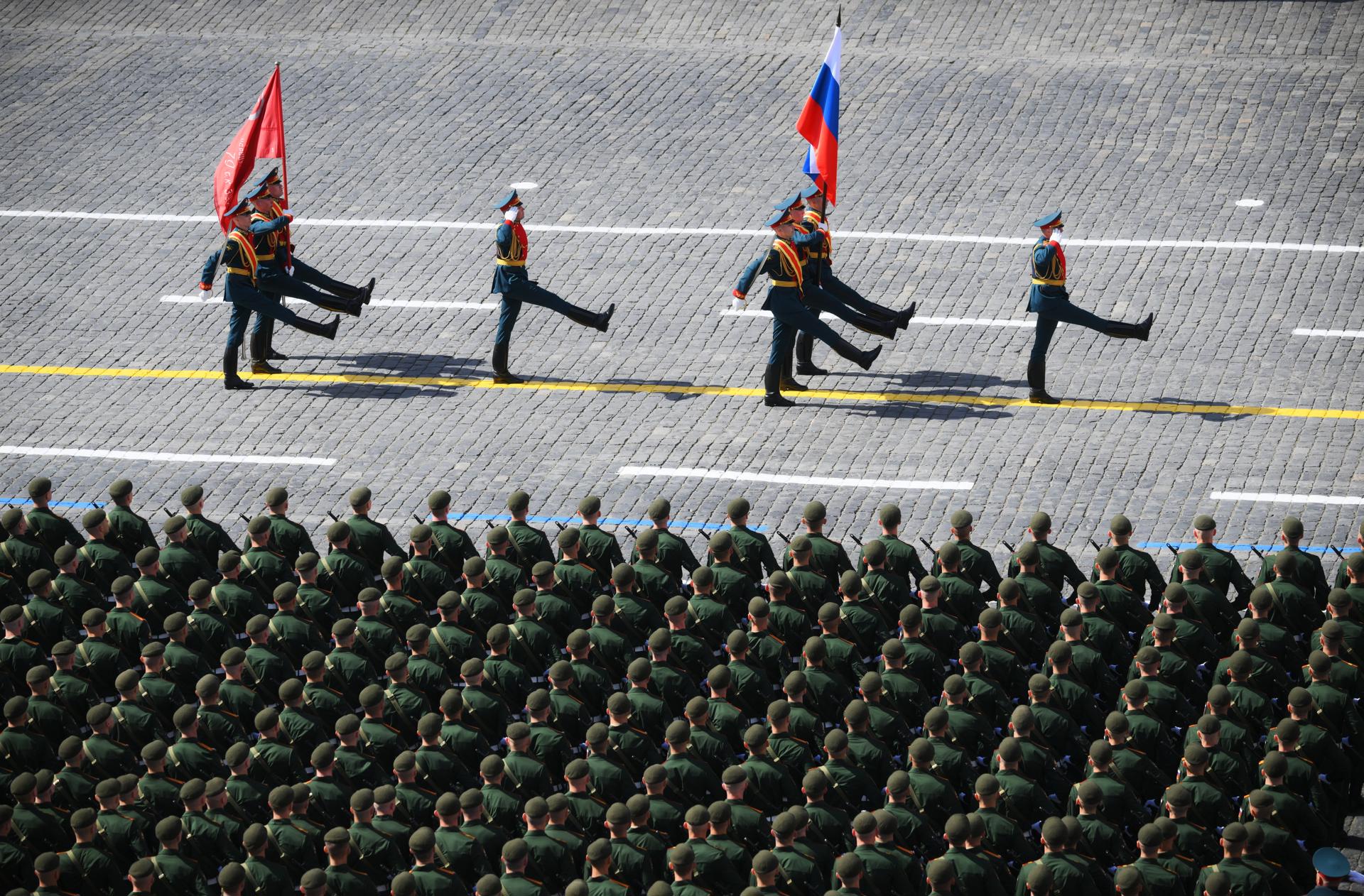 Militares rusos participan en el desfile militar del Día de la Victoria, que conmemora el 80 aniversario de la victoria en la Gran Guerra Patria, en la Plaza Roja de Moscú, el 9 de mayo de 2025. Rusia conmemora el 80 aniversario de la victoria en la Segunda Guerra Mundial sobre la Alemania nazi y sus aliados. EFE/EPA/VLADIMIR ASTAPKOVICH / HOST PHOTO AGENCY RIA NOVOSTI / DISTRIBUCIÓN SOLO PARA USO EDITORIAL/SIN VENTAS
