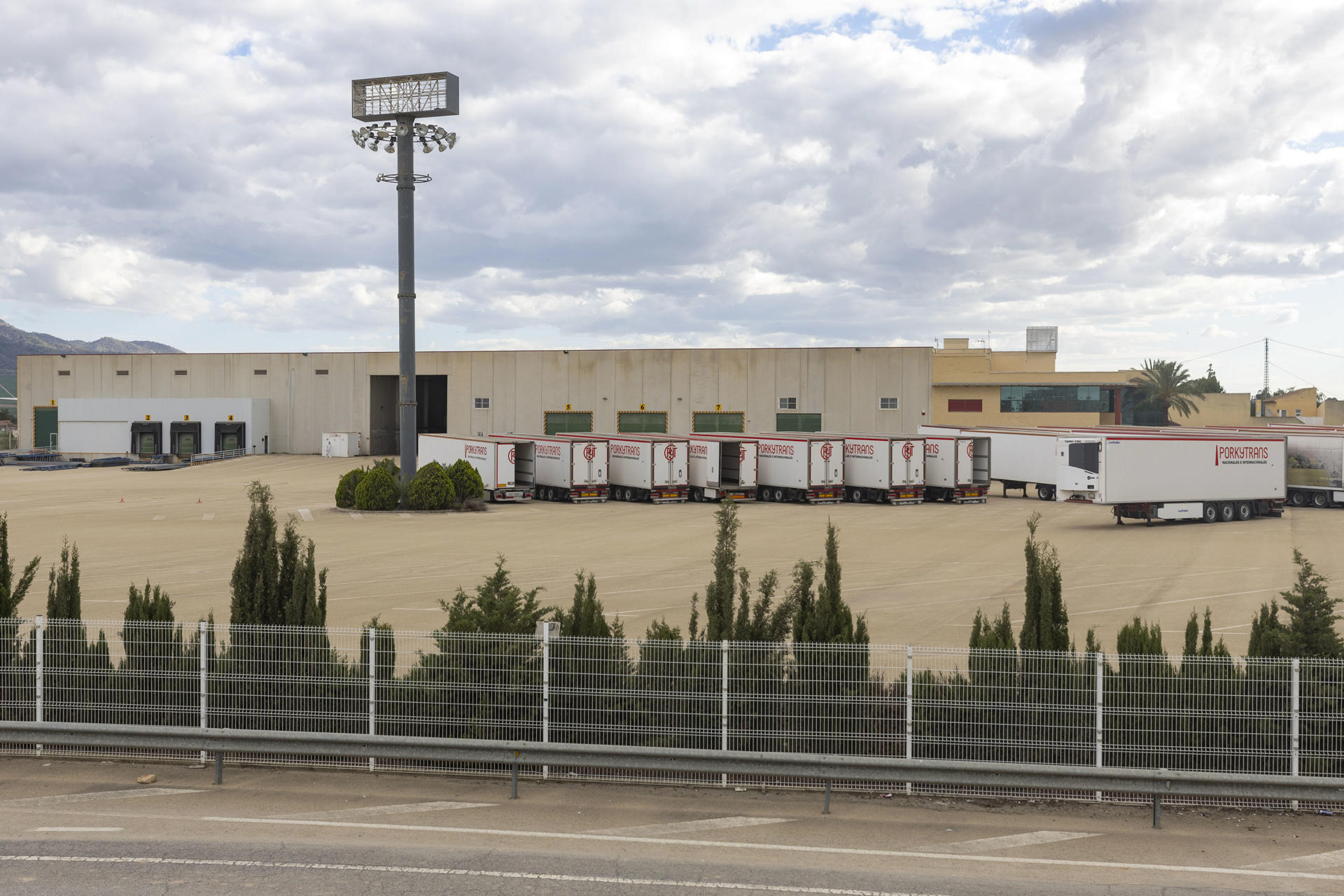 Agentes de la Guardia Civil realizaban este lunes labores de búsqueda de dos hombres desaparecidos en diciembre de 2024 en una nave industrial de gran tamaño del polígono industrial de Cabecicos Blancos, en Librilla (Murcia), propiedad de la empresa Porkytrans, inmersa en un concurso de acreedores desde 2018. EFE/Marcial Guillén