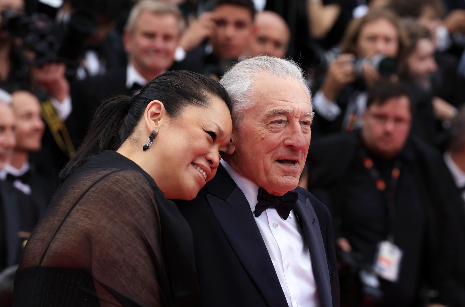 Robert De Niro (R) y su pareja Tiffany Chen asisten a la proyección de 'Partir Un Jour (Leave One Day)' y a la ceremonia de inauguración del 78º Festival de Cine de Cannes, en Cannes, Francia, el 13 de mayo de 2025. El festival de cine se celebra del 13 al 24 de mayo de 2025. (Cine, Francia) EFE/EPA/GUILLAUME HORCAJUELO